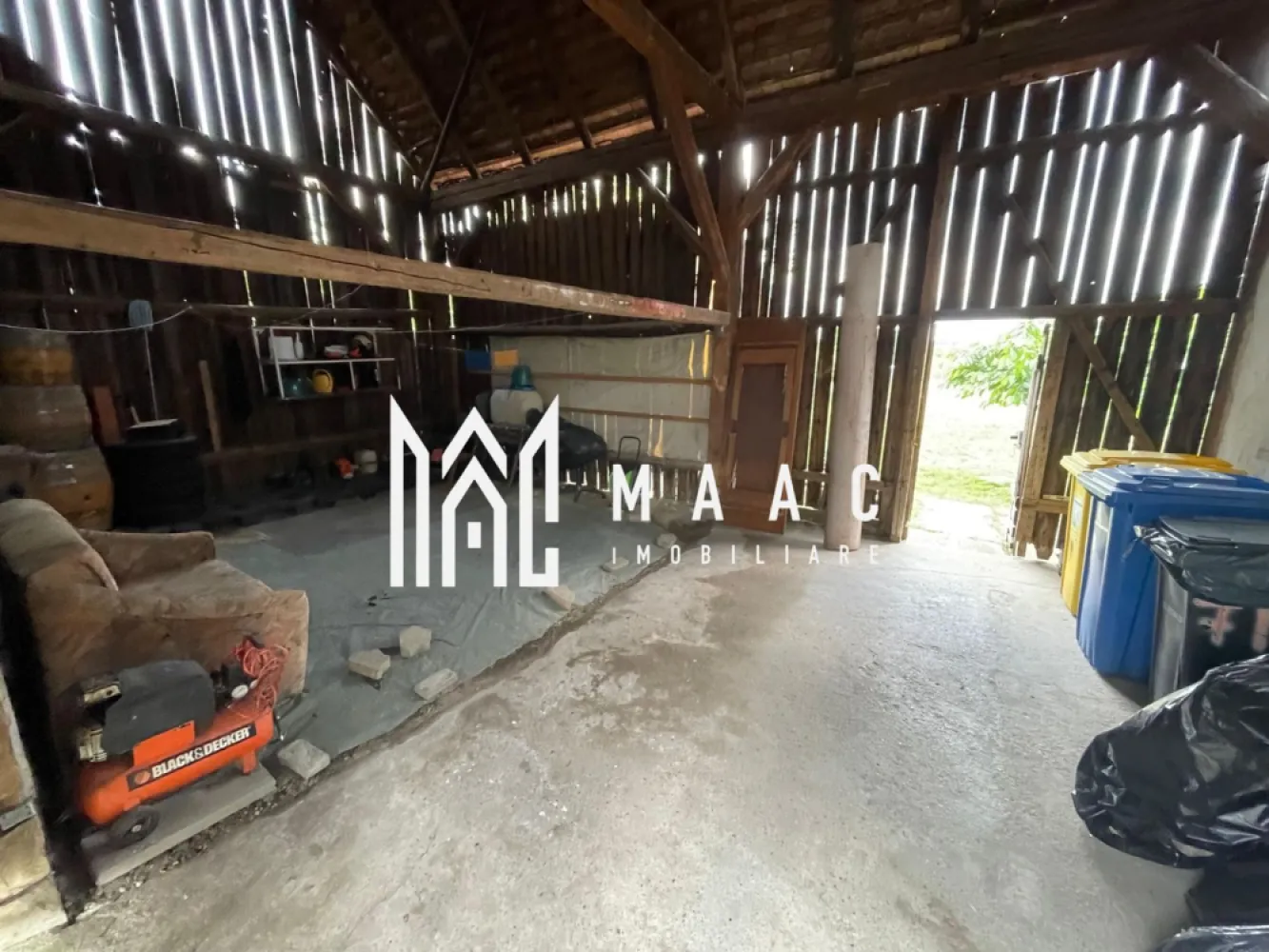 Casă individuală de vânzare I Turnișor | 166 mp utili | Teren 600 mp - MAAC Imobiliare vă propune spre vânzare o casă individuală spațioasă, situată în Municipiul Sibiu, cartierul Turnișor, pe strada Gheorghe Asachi – o zonă liniștită, ideală pentru familii.

Detalii proprietate:
Suprafață utilă: 166 mp
Suprafață construită desfășurată: 220 mp
Teren: 600 mp
Regim de înălțime: S+P+M
Predare: mobilată și utilată

Compartimentare:

Subsol:
Bucătărie
Pivniță spațioasă

Parter:
Living
2 dormitoare
2 băi
Hol cu casa scării

Mansardă:
Hol
Dormitor cu balcon

Anexă:
Bucătărie de vară
Zonă de grătar
Terasă de 15 mp

Avantaje:
Curte pavată și zonă verde
Exterior izolat și renovat recent
Grădină amenajată
Loc de parcare în curte
Zonă liniștită, ideală pentru locuit permanent

Acces facil către centrul orașului și punctele de interes

Această casă oferă spațiu generos, funcționalitate excelentă și un cadru perfect pentru o familie care își dorește confort și intimitate într-un cartier ferit de agitație.

Pentru mai multe detalii sau pentru a programa o vizionare, menționați ID-ul CP2568925.