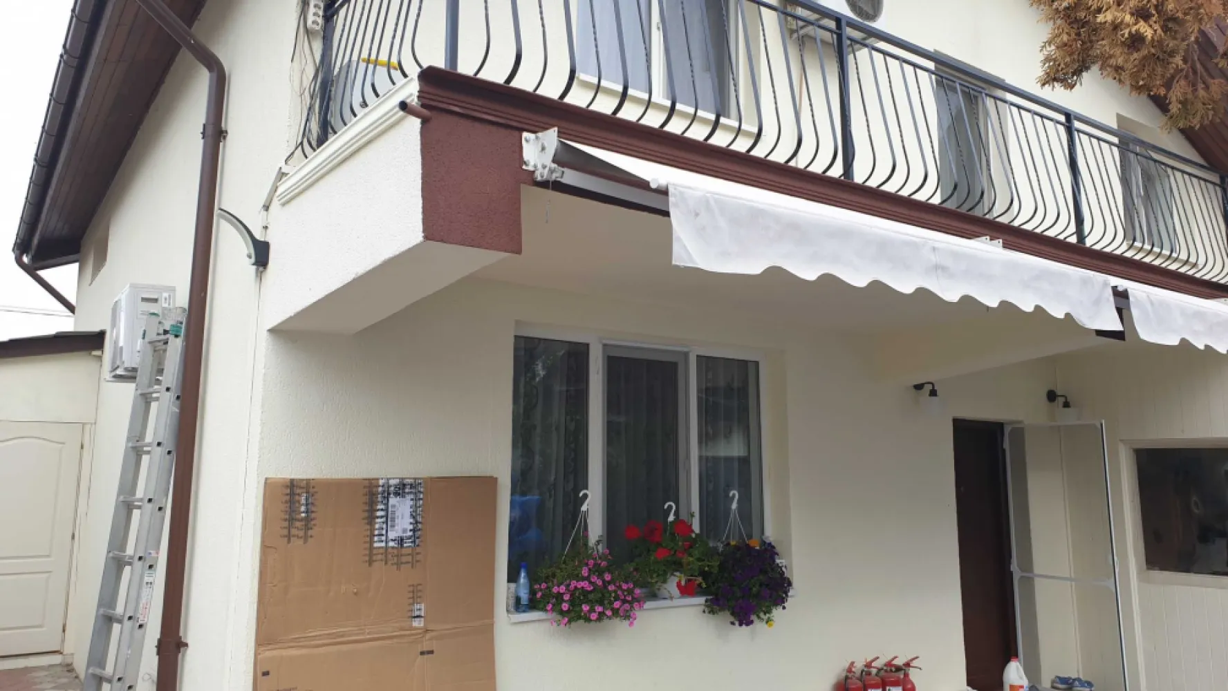 Casa de vanzare Tei-Colentina - Proprietar - Vila individuala, 5 camere, complet mobilata, zona Tei-Colentina.

Vila are o suprafata utila de 149 mp, iar suprafata construita este de 186 mp, terenul avand o suprafata totala de 218 mp. Anul finalizarii constructiei este 2007. Este construita integral din caramida portanta si beton. Vila dispune de o bucatarie, 3 dormitoare, doua la etaj, iar unul la parter, un living spatios, o camera de oaspeti la etaj, un beci, la subsol si 2 bai, una la parter iar cealalta la etaj, ambele avand aceeasi amprenta. 

Vila vine echipata cu centrala proprie pe gaz si calorifere in fiecare camera, 3 aparate de aer conditionat, camere pentru monitorizare video din toate unghiurile, foisor, spatiu interior in curte pentru o masina, nemaipunand la socoteala utilitatile de baza precum canalizare, gaze, etc.

Sunt proprietar, pot sa va ajut cu orice informatie despre casa, pret usor negociabil. 

07******73/07******27