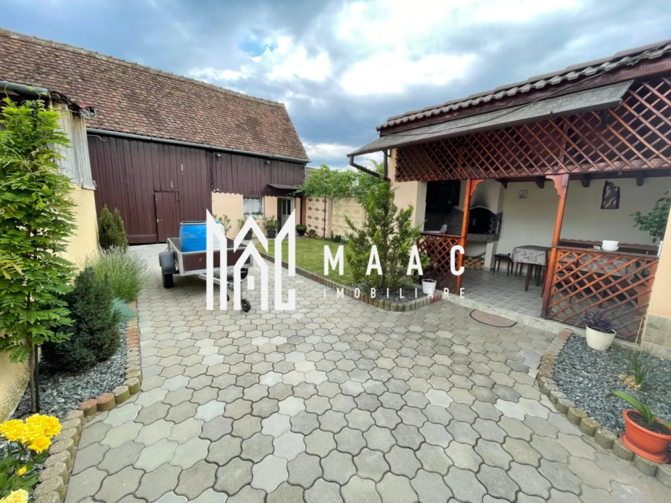 Casă individuală de vânzare I Turnișor | 166 mp utili | Teren 600 mp - MAAC Imobiliare vă propune spre vânzare o casă individuală spațioasă, situată în Municipiul Sibiu, cartierul Turnișor, pe strada Gheorghe Asachi – o zonă liniștită, ideală pentru familii.

Detalii proprietate:
Suprafață utilă: 166 mp
Suprafață construită desfășurată: 220 mp
Teren: 600 mp
Regim de înălțime: S+P+M
Predare: mobilată și utilată

Compartimentare:

Subsol:
Bucătărie
Pivniță spațioasă

Parter:
Living
2 dormitoare
2 băi
Hol cu casa scării

Mansardă:
Hol
Dormitor cu balcon

Anexă:
Bucătărie de vară
Zonă de grătar
Terasă de 15 mp

Avantaje:
Curte pavată și zonă verde
Exterior izolat și renovat recent
Grădină amenajată
Loc de parcare în curte
Zonă liniștită, ideală pentru locuit permanent

Acces facil către centrul orașului și punctele de interes

Această casă oferă spațiu generos, funcționalitate excelentă și un cadru perfect pentru o familie care își dorește confort și intimitate într-un cartier ferit de agitație.

Pentru mai multe detalii sau pentru a programa o vizionare, menționați ID-ul CP2568925.
