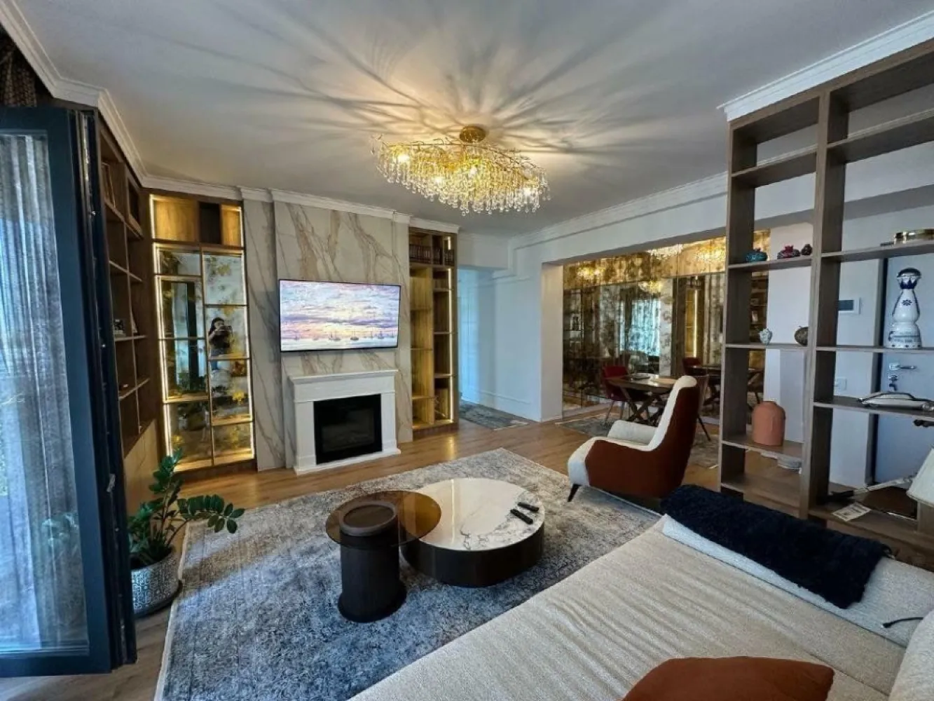 Apartamentul 3 camere, Baneasa, Sisesti, parc cu iesire lac - Apartament rafinat cu 3 camere şi vedere panoramică la Lacul Griviţa, într-un complex rezidenţial exclusivist

Vă propunem spre achiziţie un apartament deosebit, de 3 camere, ce impresionează prin eleganţa şi generozitatea spaţiului, situat într-un complex rezidenţial de lux, cu acces privat la Lacul Griviţa. Acesta beneficiază de o suprafaţă totală de 113 mp (80,7 mp utili), oferind o locuinţă luminată natural, perfect configurată pentru a satisface cele mai înalte standarde de confort.

Caracteristici remarcabile:

 â€˘ Vedere spectaculoasă către lac: Fiecare cameră oferă panorame uimitoare asupra Lacului Griviţa, amplificând senzaţia de linişte şi relaxare.
 â€˘ Complex rezidenţial privat cu facilităţi premium: Parcul privat, pontonul, baldachinele şi balansoarele, alături de locul de joacă pentru copii, asigură un stil de viaţă exclusivist şi relaxant într-un cadru natural.
 â€˘ Terasa elegantă, de 11,4 mp, prevăzută cu sistem de încălzire în pardoseală şi posibilitatea de a fi închisă cu sticlă tip ghilotină, creând un spaţiu versatil ce poate fi utilizat pe tot parcursul anului.
 â€˘ Spaţii interioare generoase şi bine structurate, oferind o ambianţă deschisă şi aerisită.
 â€˘ Bucătărie închisă şi complet echipată, perfect integrată în conceptul de locuinţă modernă.
 â€˘ Două băi contemporane, dotate cu finisaje de calitate superioară, ce completează armonios designul sofisticat al locuinţei.

Apartamentul se vinde complet mobilat şi utilat cu piese de mobilier şi electrocasnice de înaltă calitate, exact aşa cum se prezintă în imagini (fără obiectele şi decoraţiunile personale).

Preţ: 285.000 euro + TVA

Această proprietate reprezintă o oportunitate unică de a vă bucura de un stil de viaţă exclusivist, într-o locaţie de prestigiu, cu toate facilităţile necesare pentru un confort absolut.