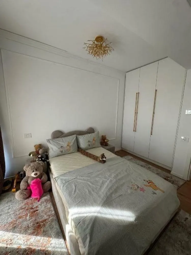 Apartamentul 3 camere, Baneasa, Sisesti, parc cu iesire lac - Apartament rafinat cu 3 camere şi vedere panoramică la Lacul Griviţa, într-un complex rezidenţial exclusivist

Vă propunem spre achiziţie un apartament deosebit, de 3 camere, ce impresionează prin eleganţa şi generozitatea spaţiului, situat într-un complex rezidenţial de lux, cu acces privat la Lacul Griviţa. Acesta beneficiază de o suprafaţă totală de 113 mp (80,7 mp utili), oferind o locuinţă luminată natural, perfect configurată pentru a satisface cele mai înalte standarde de confort.

Caracteristici remarcabile:

 â€˘ Vedere spectaculoasă către lac: Fiecare cameră oferă panorame uimitoare asupra Lacului Griviţa, amplificând senzaţia de linişte şi relaxare.
 â€˘ Complex rezidenţial privat cu facilităţi premium: Parcul privat, pontonul, baldachinele şi balansoarele, alături de locul de joacă pentru copii, asigură un stil de viaţă exclusivist şi relaxant într-un cadru natural.
 â€˘ Terasa elegantă, de 11,4 mp, prevăzută cu sistem de încălzire în pardoseală şi posibilitatea de a fi închisă cu sticlă tip ghilotină, creând un spaţiu versatil ce poate fi utilizat pe tot parcursul anului.
 â€˘ Spaţii interioare generoase şi bine structurate, oferind o ambianţă deschisă şi aerisită.
 â€˘ Bucătărie închisă şi complet echipată, perfect integrată în conceptul de locuinţă modernă.
 â€˘ Două băi contemporane, dotate cu finisaje de calitate superioară, ce completează armonios designul sofisticat al locuinţei.

Apartamentul se vinde complet mobilat şi utilat cu piese de mobilier şi electrocasnice de înaltă calitate, exact aşa cum se prezintă în imagini (fără obiectele şi decoraţiunile personale).

Preţ: 285.000 euro + TVA

Această proprietate reprezintă o oportunitate unică de a vă bucura de un stil de viaţă exclusivist, într-o locaţie de prestigiu, cu toate facilităţile necesare pentru un confort absolut.