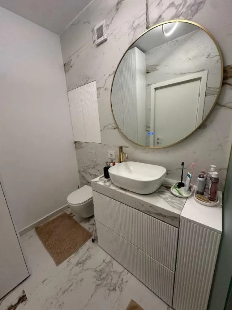 Apartamentul 3 camere, Baneasa, Sisesti, parc cu iesire lac - Apartament rafinat cu 3 camere şi vedere panoramică la Lacul Griviţa, într-un complex rezidenţial exclusivist

Vă propunem spre achiziţie un apartament deosebit, de 3 camere, ce impresionează prin eleganţa şi generozitatea spaţiului, situat într-un complex rezidenţial de lux, cu acces privat la Lacul Griviţa. Acesta beneficiază de o suprafaţă totală de 113 mp (80,7 mp utili), oferind o locuinţă luminată natural, perfect configurată pentru a satisface cele mai înalte standarde de confort.

Caracteristici remarcabile:

 â€˘ Vedere spectaculoasă către lac: Fiecare cameră oferă panorame uimitoare asupra Lacului Griviţa, amplificând senzaţia de linişte şi relaxare.
 â€˘ Complex rezidenţial privat cu facilităţi premium: Parcul privat, pontonul, baldachinele şi balansoarele, alături de locul de joacă pentru copii, asigură un stil de viaţă exclusivist şi relaxant într-un cadru natural.
 â€˘ Terasa elegantă, de 11,4 mp, prevăzută cu sistem de încălzire în pardoseală şi posibilitatea de a fi închisă cu sticlă tip ghilotină, creând un spaţiu versatil ce poate fi utilizat pe tot parcursul anului.
 â€˘ Spaţii interioare generoase şi bine structurate, oferind o ambianţă deschisă şi aerisită.
 â€˘ Bucătărie închisă şi complet echipată, perfect integrată în conceptul de locuinţă modernă.
 â€˘ Două băi contemporane, dotate cu finisaje de calitate superioară, ce completează armonios designul sofisticat al locuinţei.

Apartamentul se vinde complet mobilat şi utilat cu piese de mobilier şi electrocasnice de înaltă calitate, exact aşa cum se prezintă în imagini (fără obiectele şi decoraţiunile personale).

Preţ: 285.000 euro + TVA

Această proprietate reprezintă o oportunitate unică de a vă bucura de un stil de viaţă exclusivist, într-o locaţie de prestigiu, cu toate facilităţile necesare pentru un confort absolut.