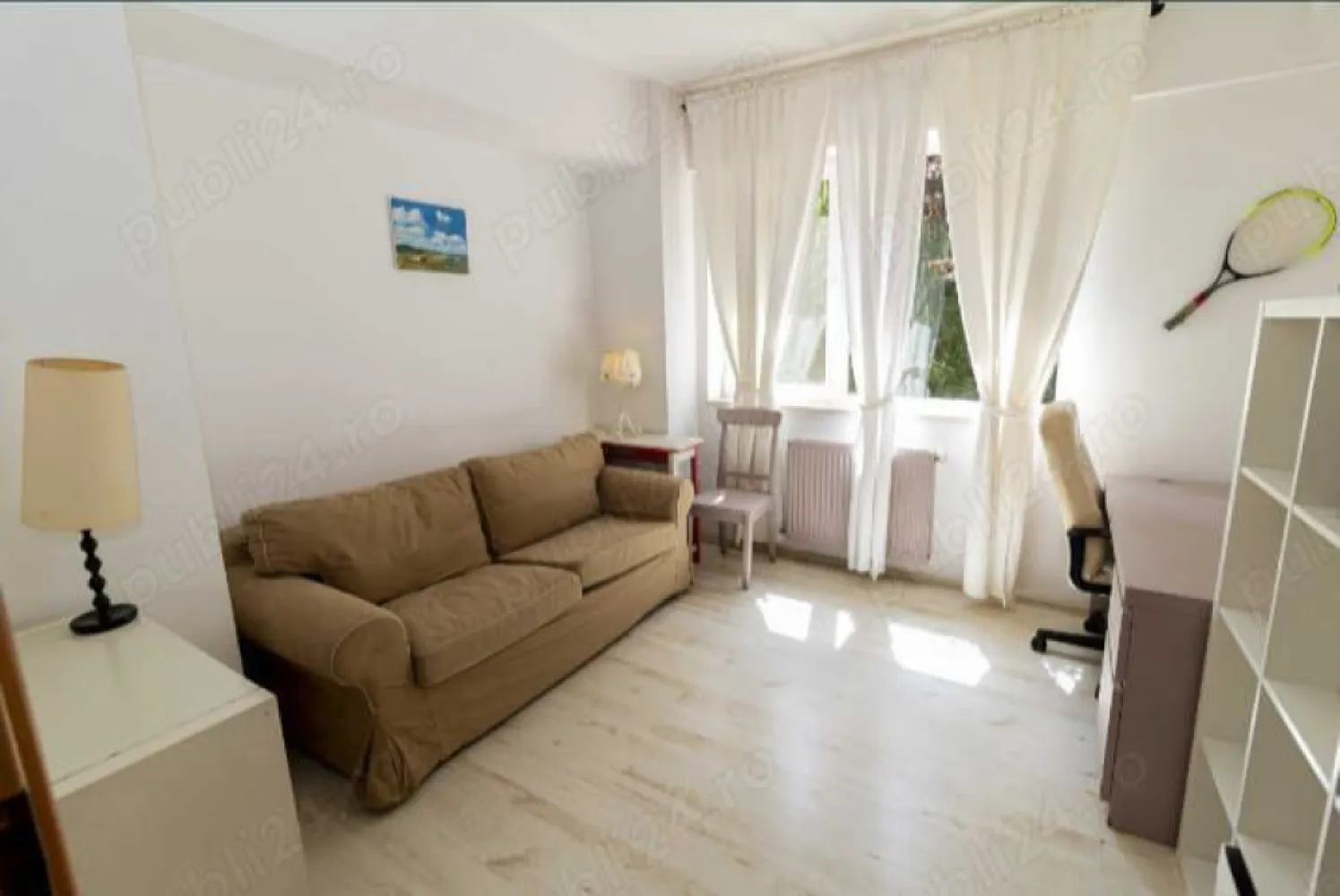 Apartament 3 camere ,metrou straulesti cu parcare. - Apartamen modern cu 3 camere, cu o suprafață utilă de 105 mp, situat la etajul 1 într-un bloc de 4 etaje . Blocul se află într-un complex rezidențial cu pază și barieră, cu spații verzi îngrijite, locuri de joacă pentru copii și dispune de 2 locuri de parcare.
Geamurile apartamentului nu sunt la stradă, ci oferă imaginea din interiorul complexului și au deschidere către o zonă verde cu copaci.
Apartamentul se vinde mobilat, are electrocasnice functionale (fara frigider) și centrală proprie. Exista un aer condiționat în living. Este răcoros vara și călduros iarna, fiind bine izolat.
- Are acces la 2 locuri de parcare într-o parcare privata, cu bariera, păzită 24 24
- Este la etajul 1, într-un bloc cu 4 etaje + M, aflat in sector 1
- Are copaci in fata, care mențin o lumina plăcută si cântec de pasarele in fiecare zi
- Are debara si dressing, separate
- Este spațios si luminos
Complexul se află în apropierea restaurantului 2 Cocoși, având multe centre comerciale în apropiere (Lidl, Kaufland, Mega, Carrefour) și mall Băneasa la doar 12 minute cu mașina. Există școli și grădinițe foarte aproape (mers pe jos). Parcul Mogosoaia se afla la 10 minute pe jos, iar parcul Herastrau la 10 minute cu masina. Metrou la 11 min de mers pe jos (Straulesti) și autobuz la 4 minute.

Pentru mai multe detalii va asteptam cu drag la vizionare.
