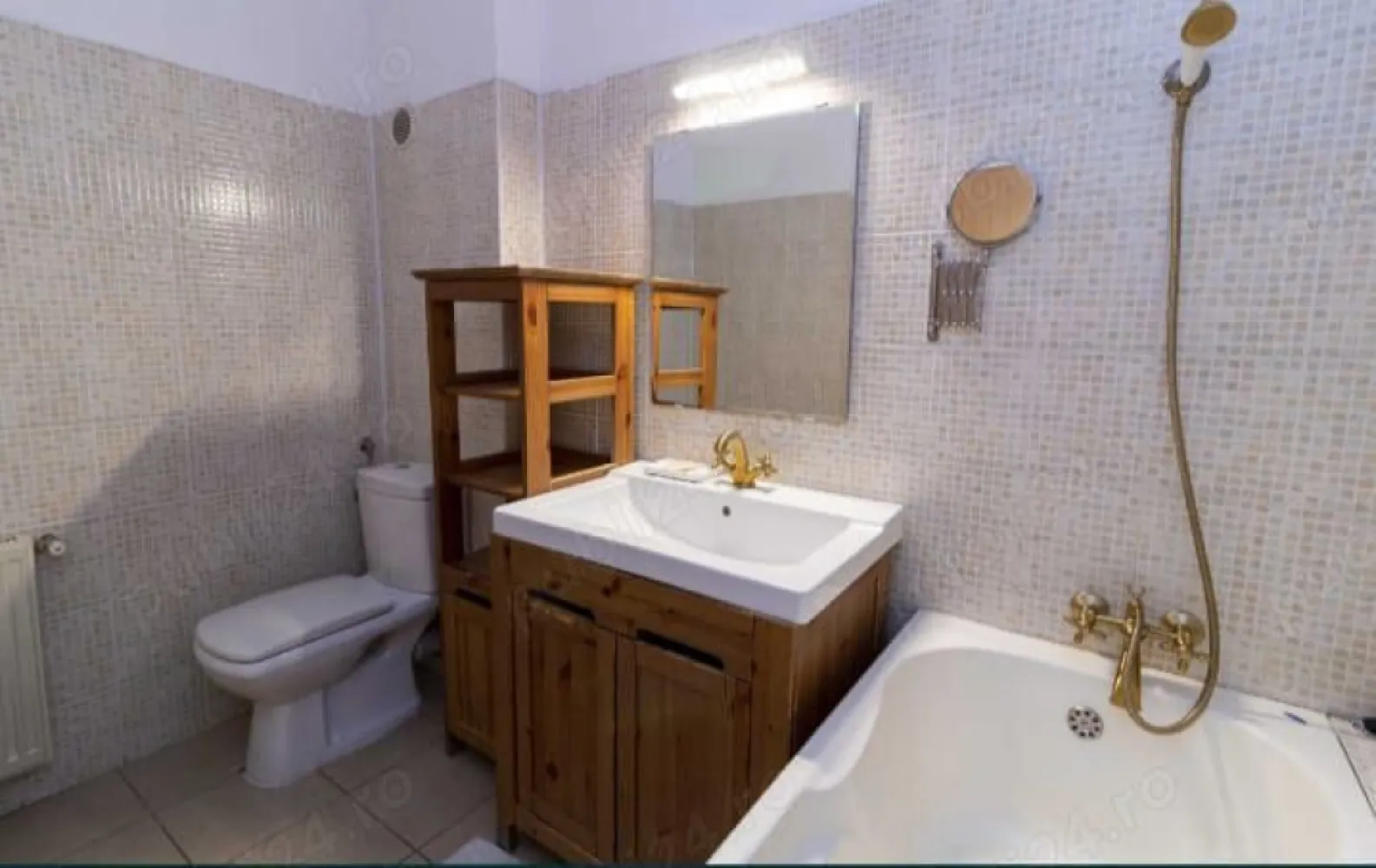 Apartament 3 camere ,metrou straulesti cu parcare. - Apartamen modern cu 3 camere, cu o suprafață utilă de 105 mp, situat la etajul 1 într-un bloc de 4 etaje . Blocul se află într-un complex rezidențial cu pază și barieră, cu spații verzi îngrijite, locuri de joacă pentru copii și dispune de 2 locuri de parcare.
Geamurile apartamentului nu sunt la stradă, ci oferă imaginea din interiorul complexului și au deschidere către o zonă verde cu copaci.
Apartamentul se vinde mobilat, are electrocasnice functionale (fara frigider) și centrală proprie. Exista un aer condiționat în living. Este răcoros vara și călduros iarna, fiind bine izolat.
- Are acces la 2 locuri de parcare într-o parcare privata, cu bariera, păzită 24 24
- Este la etajul 1, într-un bloc cu 4 etaje + M, aflat in sector 1
- Are copaci in fata, care mențin o lumina plăcută si cântec de pasarele in fiecare zi
- Are debara si dressing, separate
- Este spațios si luminos
Complexul se află în apropierea restaurantului 2 Cocoși, având multe centre comerciale în apropiere (Lidl, Kaufland, Mega, Carrefour) și mall Băneasa la doar 12 minute cu mașina. Există școli și grădinițe foarte aproape (mers pe jos). Parcul Mogosoaia se afla la 10 minute pe jos, iar parcul Herastrau la 10 minute cu masina. Metrou la 11 min de mers pe jos (Straulesti) și autobuz la 4 minute.

Pentru mai multe detalii va asteptam cu drag la vizionare.