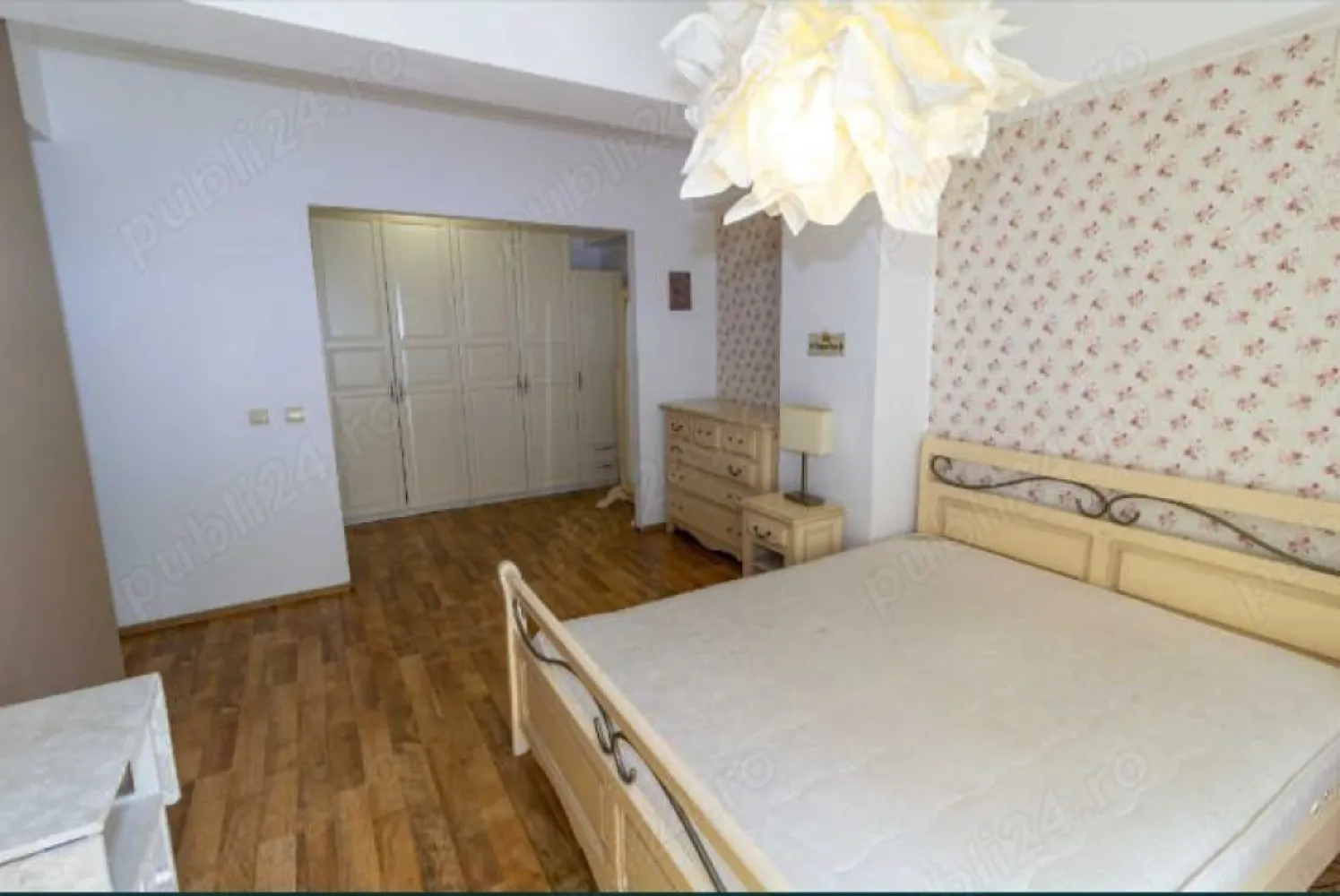 Apartament 3 camere ,metrou straulesti cu parcare. - Apartamen modern cu 3 camere, cu o suprafață utilă de 105 mp, situat la etajul 1 într-un bloc de 4 etaje . Blocul se află într-un complex rezidențial cu pază și barieră, cu spații verzi îngrijite, locuri de joacă pentru copii și dispune de 2 locuri de parcare.
Geamurile apartamentului nu sunt la stradă, ci oferă imaginea din interiorul complexului și au deschidere către o zonă verde cu copaci.
Apartamentul se vinde mobilat, are electrocasnice functionale (fara frigider) și centrală proprie. Exista un aer condiționat în living. Este răcoros vara și călduros iarna, fiind bine izolat.
- Are acces la 2 locuri de parcare într-o parcare privata, cu bariera, păzită 24 24
- Este la etajul 1, într-un bloc cu 4 etaje + M, aflat in sector 1
- Are copaci in fata, care mențin o lumina plăcută si cântec de pasarele in fiecare zi
- Are debara si dressing, separate
- Este spațios si luminos
Complexul se află în apropierea restaurantului 2 Cocoși, având multe centre comerciale în apropiere (Lidl, Kaufland, Mega, Carrefour) și mall Băneasa la doar 12 minute cu mașina. Există școli și grădinițe foarte aproape (mers pe jos). Parcul Mogosoaia se afla la 10 minute pe jos, iar parcul Herastrau la 10 minute cu masina. Metrou la 11 min de mers pe jos (Straulesti) și autobuz la 4 minute.

Pentru mai multe detalii va asteptam cu drag la vizionare.