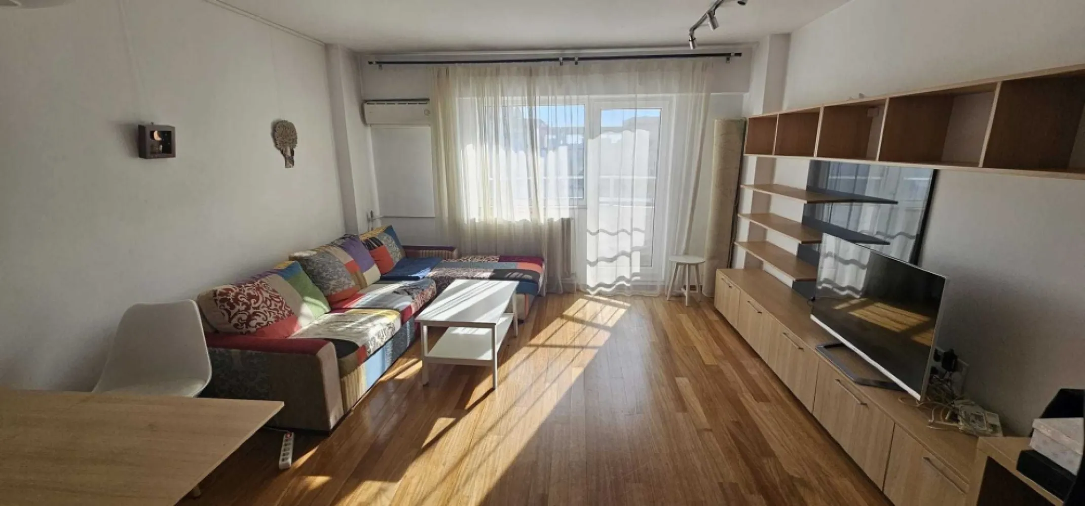 Apartament 3 camere Piata Unirii - Apartamentul este situat la 3 minute de statia de metrou P-ta Unirii, in proximitatea magazinului Carrefour si Unirii.
Living - 23mp
Dormitor matrimonial - 15.8 mp
Dormitor copii - 11.67
2 bai
3 balcoane
Loc de parcare de resedinta.