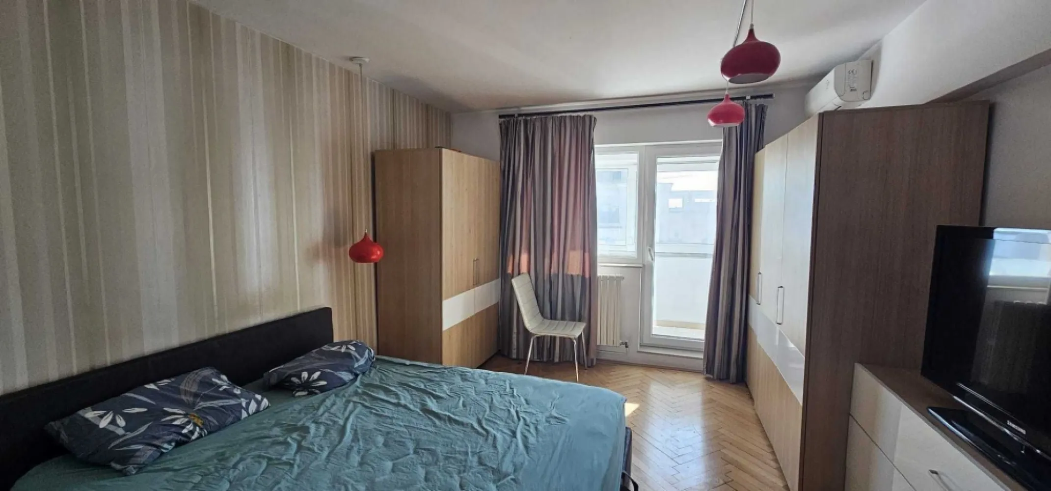 Apartament 3 camere Piata Unirii - Apartamentul este situat la 3 minute de statia de metrou P-ta Unirii, in proximitatea magazinului Carrefour si Unirii.
Living - 23mp
Dormitor matrimonial - 15.8 mp
Dormitor copii - 11.67
2 bai
3 balcoane
Loc de parcare de resedinta.