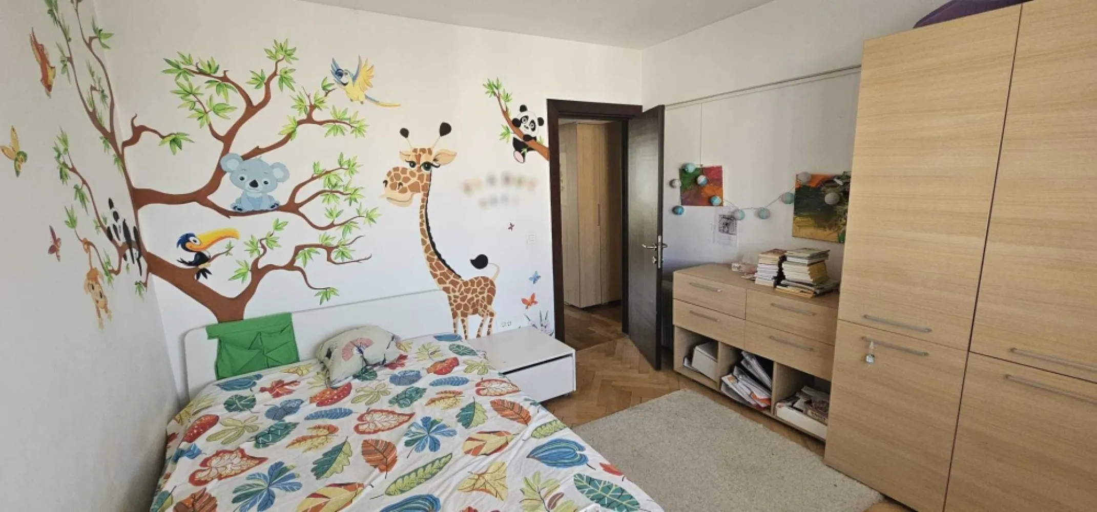 Apartament 3 camere Piata Unirii - Apartamentul este situat la 3 minute de statia de metrou P-ta Unirii, in proximitatea magazinului Carrefour si Unirii.
Living - 23mp
Dormitor matrimonial - 15.8 mp
Dormitor copii - 11.67
2 bai
3 balcoane
Loc de parcare de resedinta.