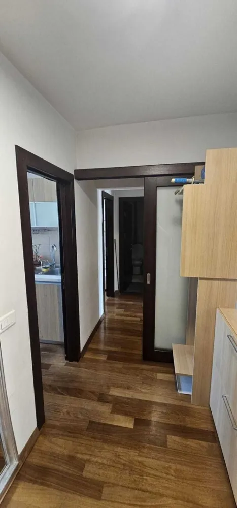 Apartament 3 camere Piata Unirii - Apartamentul este situat la 3 minute de statia de metrou P-ta Unirii, in proximitatea magazinului Carrefour si Unirii.
Living - 23mp
Dormitor matrimonial - 15.8 mp
Dormitor copii - 11.67
2 bai
3 balcoane
Loc de parcare de resedinta.