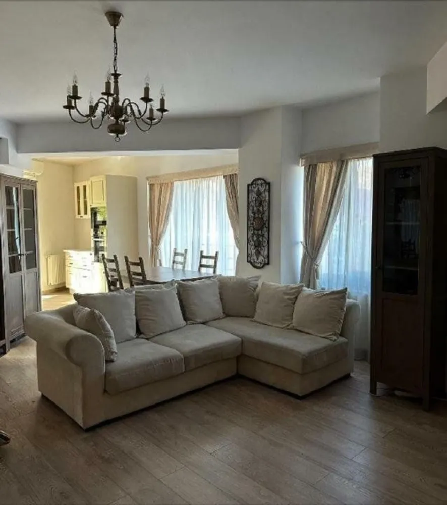 3 camere Timpuri Noi Splaiul Unirii - Proprietar vand apartament de 3 camere localizat intr-un imobil construit in anul 2014, foarte aproape de staţia de metrou Timpuri Noi cu acces rapid către toate mijloacele de transport in comun, este situat pe Splaiul Unirii cu vedere libera spre raul Dambovita.

Apartamentul in suprafaţa utila de 74mp, este situat la etajul 1/6, este foarte luminos, dispune de o compartimentare ideala, precum si de finisaje de calitate.
Living mare (36mp), bucătărie mobilata si utilata, 2 dormitoare, 1 baie, încălzire cu centrala proprie, 1 aparate A/C. 
Apartamentul se vinde mobilat si utilat.
Persoana fizica, nu se percepe Tva , toate actele!