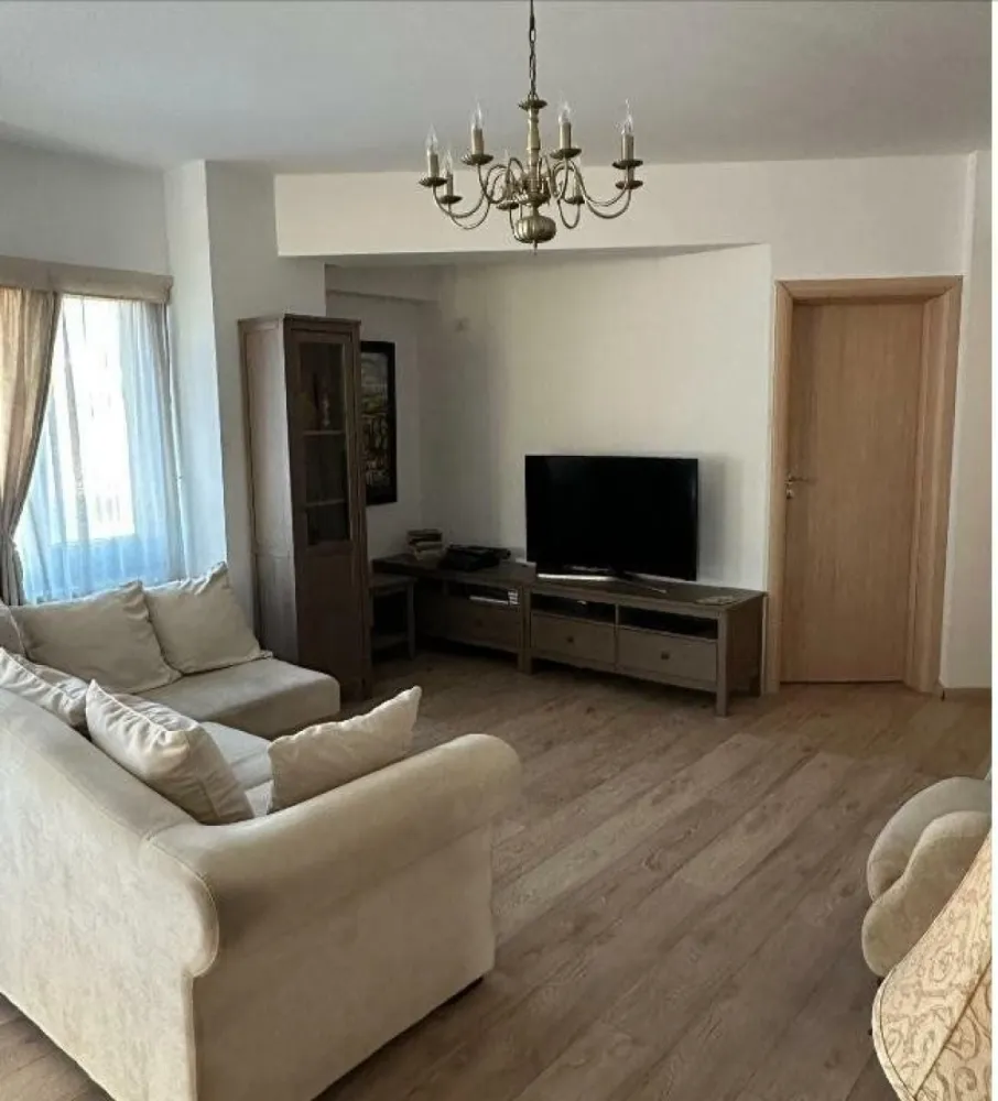 3 camere Timpuri Noi Splaiul Unirii - Proprietar vand apartament de 3 camere localizat intr-un imobil construit in anul 2014, foarte aproape de staţia de metrou Timpuri Noi cu acces rapid către toate mijloacele de transport in comun, este situat pe Splaiul Unirii cu vedere libera spre raul Dambovita.

Apartamentul in suprafaţa utila de 74mp, este situat la etajul 1/6, este foarte luminos, dispune de o compartimentare ideala, precum si de finisaje de calitate.
Living mare (36mp), bucătărie mobilata si utilata, 2 dormitoare, 1 baie, încălzire cu centrala proprie, 1 aparate A/C. 
Apartamentul se vinde mobilat si utilat.
Persoana fizica, nu se percepe Tva , toate actele!
