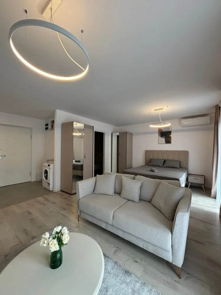 Studio H Pipera Lake proprietar mobilat utilat complet - Proprietar, ofer spre vanzare un apartament de tip studio deschis in complex H Pipera Lake, mobilat si utilat complet. Etaj 3/7. 

Pretul este cu TVA inclus, persoana fizica! Pret fix!

Se poate preda cu chiarias, in cazul in care se achizitioneaza ca investitie.

Apartamentul este compus dintr-o zona de living+dormitor si bucatarie open space, baie, cu o suprafata utila de 37 mp, plus o terasa cu o suprafata generoasa de 8mp utili.

Apartamentul este complet mobilat si utilat ca in poze cu electrocasnice Electrolux(cuptor, plita, hota, frigider), centrala de apartmanet Buderus cu condensație si incalzire in pardoseala, video-interfon, lumina ambientala mobila living, Smart TV LG, aer conditionat cu inverter LG, masina de spalat Indesit, cateva functii smart home pe iluminare si ventilatie.

Toate facilitatile de care dispune apartamentul sunt in stare noua, fiind locuit 7-8 luni pana in prezent. Blocul/scara dispune de doua lifturi.

Complexul dispune de acces securizat si este conectat direct la bulevardul principal. Este excelent localizat beneficiind de acces facil la toate mijloacele de transport, 10 min de Mall Promenada si 5 min de Pipera Plaza.

Complexul dispune de parc si spatii verzi.

Studio-ul nu dispune de parcare, dar se poate achizitiona/inchiria separat subteran sau suprateran de la proprietari/dezvoltator in functie de disponibilitate. 

Actele de proprietate sunt la zi, se accepta si credit imobiliar. Nu se plateste comision la vanzare.

Colaborez cu agentie doar fara comision din partea vânzătorului.

Va stau la dispozitie pentru detalii suplimentare.