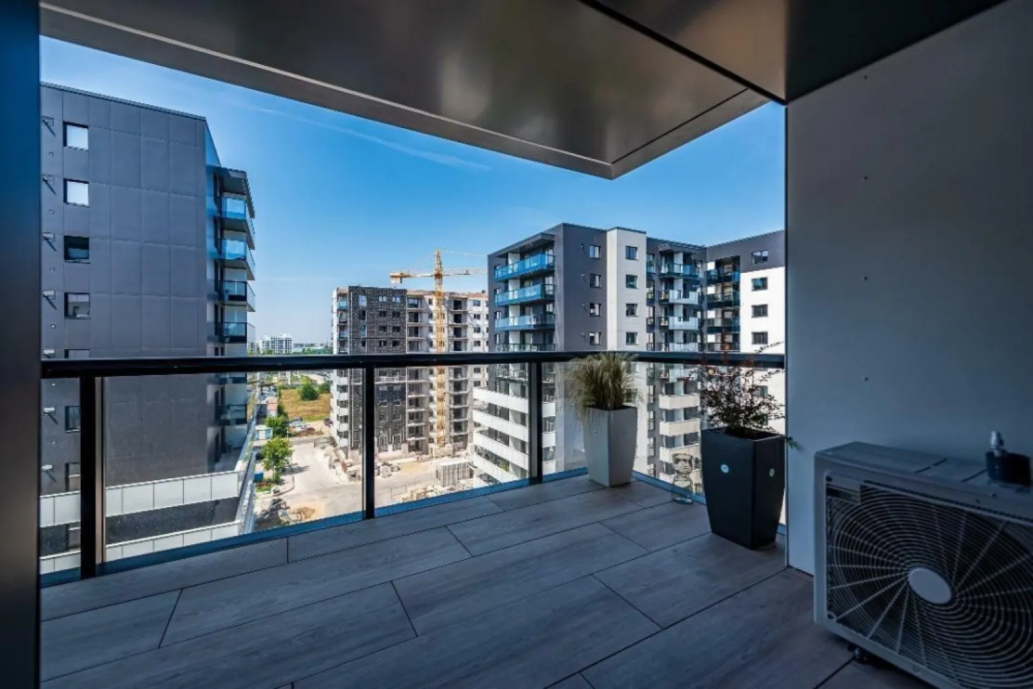 REDUCERE BLACK FRIDAY | CORTINA NORTH | Vedere Libera | Balcon de 10 mp | LUX - !!!!! REDUCERE BLACK FRIDAY !!!!! COMISION 0 !!!!!

Ofer spre vanzare un apartament situat intr-un complex rezidential exclusivist din zona Aviatiei-Pipera si anume CORTINA NORTH. Cu o amplasare de exceptie in Nordul capitalei, acest ansamblu este unul grandios, cu caracteristici unice imbinate pentru un stil de viata complet, confortabil si activ!

Apartamentul are o suprafata construita de 96,45 mp si suprafata utila totala de 76.72 mp, are vederea libera spre Vest, fiind compus din living cu bucatarie open space, dormitor matrimonial cu baie proprie, dormitor secundar, baie de serviciu, hol si balcon.

Apartamentul se ofera spre vanzare nemobilat.

Finisajele sunt cele din pozele din anunt.

Predarea apartamentului se poate face imediat.

Forma de transfer este cesiunea de contract.

Ansamblul Cortina North completeaza stilul de viata activ, sanatos si securizat cu o gama variata de facilitati: centru fitness, bazin de inot, peste 1,5 km pista de alergare, calitatea aerului data de peste 10,000 mp de spatii verzi, galerii comerciale dedicate, parcari private subterane si supraterane si acces controlat.

FINISAJE:
- Fatada ventilata;
- Tamplarie PVC Schuco cu geam tripan termoizolant;
- Ceramica Porcelanosa;
- Obiecte sanitare Daniel Rubinetterie;
- Parchet calitate superioara;
- Usi de intrare securizate Pinum;
- Usi interioare Filomuro.

DOTARI:
- Centrala termica Ariston individuala cu gaz;
- Aer conditionat tip multisplit â€“ Daikin;
- Videointerfon;
- Utilitati â€žready to useâ€ (racorduri individuale la gaze, curent electric, apa curenta);
- Aparatura electrica si cablaje pregatite pentru conexiunea TV si internet;
- Ascensoare â€“ Cate doua pe fiecare tronson.