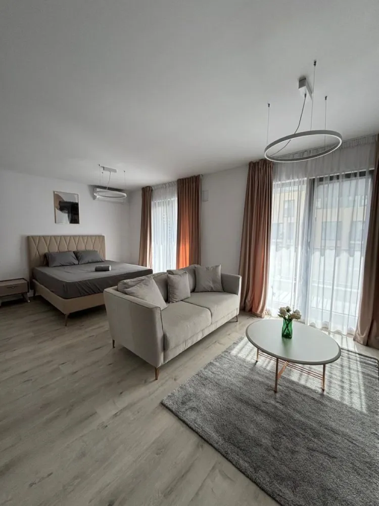 Studio H Pipera Lake proprietar mobilat utilat complet - Proprietar, ofer spre vanzare un apartament de tip studio deschis in complex H Pipera Lake, mobilat si utilat complet. Etaj 3/7. 

Pretul este cu TVA inclus, persoana fizica! Pret fix!

Se poate preda cu chiarias, in cazul in care se achizitioneaza ca investitie.

Apartamentul este compus dintr-o zona de living+dormitor si bucatarie open space, baie, cu o suprafata utila de 37 mp, plus o terasa cu o suprafata generoasa de 8mp utili.

Apartamentul este complet mobilat si utilat ca in poze cu electrocasnice Electrolux(cuptor, plita, hota, frigider), centrala de apartmanet Buderus cu condensație si incalzire in pardoseala, video-interfon, lumina ambientala mobila living, Smart TV LG, aer conditionat cu inverter LG, masina de spalat Indesit, cateva functii smart home pe iluminare si ventilatie.

Toate facilitatile de care dispune apartamentul sunt in stare noua, fiind locuit 7-8 luni pana in prezent. Blocul/scara dispune de doua lifturi.

Complexul dispune de acces securizat si este conectat direct la bulevardul principal. Este excelent localizat beneficiind de acces facil la toate mijloacele de transport, 10 min de Mall Promenada si 5 min de Pipera Plaza.

Complexul dispune de parc si spatii verzi.

Studio-ul nu dispune de parcare, dar se poate achizitiona/inchiria separat subteran sau suprateran de la proprietari/dezvoltator in functie de disponibilitate. 

Actele de proprietate sunt la zi, se accepta si credit imobiliar. Nu se plateste comision la vanzare.

Colaborez cu agentie doar fara comision din partea vânzătorului.

Va stau la dispozitie pentru detalii suplimentare.