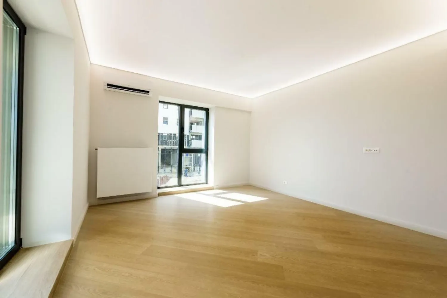 REDUCERE BLACK FRIDAY | CORTINA NORTH | Vedere Libera | Balcon de 10 mp | LUX - !!!!! REDUCERE BLACK FRIDAY !!!!! COMISION 0 !!!!!

Ofer spre vanzare un apartament situat intr-un complex rezidential exclusivist din zona Aviatiei-Pipera si anume CORTINA NORTH. Cu o amplasare de exceptie in Nordul capitalei, acest ansamblu este unul grandios, cu caracteristici unice imbinate pentru un stil de viata complet, confortabil si activ!

Apartamentul are o suprafata construita de 96,45 mp si suprafata utila totala de 76.72 mp, are vederea libera spre Vest, fiind compus din living cu bucatarie open space, dormitor matrimonial cu baie proprie, dormitor secundar, baie de serviciu, hol si balcon.

Apartamentul se ofera spre vanzare nemobilat.

Finisajele sunt cele din pozele din anunt.

Predarea apartamentului se poate face imediat.

Forma de transfer este cesiunea de contract.

Ansamblul Cortina North completeaza stilul de viata activ, sanatos si securizat cu o gama variata de facilitati: centru fitness, bazin de inot, peste 1,5 km pista de alergare, calitatea aerului data de peste 10,000 mp de spatii verzi, galerii comerciale dedicate, parcari private subterane si supraterane si acces controlat.

FINISAJE:
- Fatada ventilata;
- Tamplarie PVC Schuco cu geam tripan termoizolant;
- Ceramica Porcelanosa;
- Obiecte sanitare Daniel Rubinetterie;
- Parchet calitate superioara;
- Usi de intrare securizate Pinum;
- Usi interioare Filomuro.

DOTARI:
- Centrala termica Ariston individuala cu gaz;
- Aer conditionat tip multisplit â€“ Daikin;
- Videointerfon;
- Utilitati â€žready to useâ€ (racorduri individuale la gaze, curent electric, apa curenta);
- Aparatura electrica si cablaje pregatite pentru conexiunea TV si internet;
- Ascensoare â€“ Cate doua pe fiecare tronson.