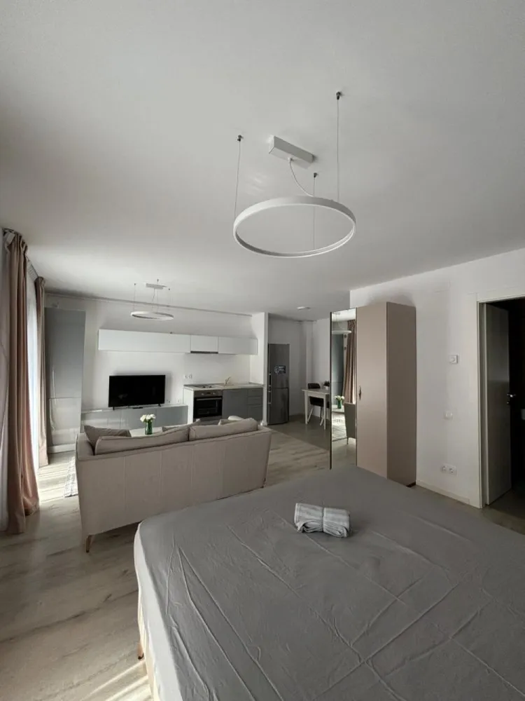 Studio H Pipera Lake proprietar mobilat utilat complet - Proprietar, ofer spre vanzare un apartament de tip studio deschis in complex H Pipera Lake, mobilat si utilat complet. Etaj 3/7. 

Pretul este cu TVA inclus, persoana fizica! Pret fix!

Se poate preda cu chiarias, in cazul in care se achizitioneaza ca investitie.

Apartamentul este compus dintr-o zona de living+dormitor si bucatarie open space, baie, cu o suprafata utila de 37 mp, plus o terasa cu o suprafata generoasa de 8mp utili.

Apartamentul este complet mobilat si utilat ca in poze cu electrocasnice Electrolux(cuptor, plita, hota, frigider), centrala de apartmanet Buderus cu condensație si incalzire in pardoseala, video-interfon, lumina ambientala mobila living, Smart TV LG, aer conditionat cu inverter LG, masina de spalat Indesit, cateva functii smart home pe iluminare si ventilatie.

Toate facilitatile de care dispune apartamentul sunt in stare noua, fiind locuit 7-8 luni pana in prezent. Blocul/scara dispune de doua lifturi.

Complexul dispune de acces securizat si este conectat direct la bulevardul principal. Este excelent localizat beneficiind de acces facil la toate mijloacele de transport, 10 min de Mall Promenada si 5 min de Pipera Plaza.

Complexul dispune de parc si spatii verzi.

Studio-ul nu dispune de parcare, dar se poate achizitiona/inchiria separat subteran sau suprateran de la proprietari/dezvoltator in functie de disponibilitate. 

Actele de proprietate sunt la zi, se accepta si credit imobiliar. Nu se plateste comision la vanzare.

Colaborez cu agentie doar fara comision din partea vânzătorului.

Va stau la dispozitie pentru detalii suplimentare.