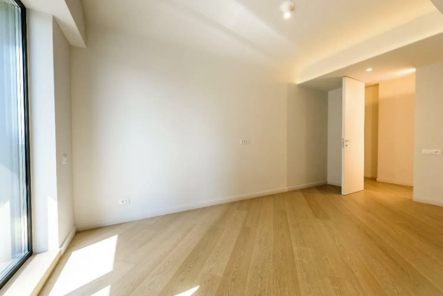 REDUCERE BLACK FRIDAY | CORTINA NORTH | Vedere Libera | Balcon de 10 mp | LUX - !!!!! REDUCERE BLACK FRIDAY !!!!! COMISION 0 !!!!!

Ofer spre vanzare un apartament situat intr-un complex rezidential exclusivist din zona Aviatiei-Pipera si anume CORTINA NORTH. Cu o amplasare de exceptie in Nordul capitalei, acest ansamblu este unul grandios, cu caracteristici unice imbinate pentru un stil de viata complet, confortabil si activ!

Apartamentul are o suprafata construita de 96,45 mp si suprafata utila totala de 76.72 mp, are vederea libera spre Vest, fiind compus din living cu bucatarie open space, dormitor matrimonial cu baie proprie, dormitor secundar, baie de serviciu, hol si balcon.

Apartamentul se ofera spre vanzare nemobilat.

Finisajele sunt cele din pozele din anunt.

Predarea apartamentului se poate face imediat.

Forma de transfer este cesiunea de contract.

Ansamblul Cortina North completeaza stilul de viata activ, sanatos si securizat cu o gama variata de facilitati: centru fitness, bazin de inot, peste 1,5 km pista de alergare, calitatea aerului data de peste 10,000 mp de spatii verzi, galerii comerciale dedicate, parcari private subterane si supraterane si acces controlat.

FINISAJE:
- Fatada ventilata;
- Tamplarie PVC Schuco cu geam tripan termoizolant;
- Ceramica Porcelanosa;
- Obiecte sanitare Daniel Rubinetterie;
- Parchet calitate superioara;
- Usi de intrare securizate Pinum;
- Usi interioare Filomuro.

DOTARI:
- Centrala termica Ariston individuala cu gaz;
- Aer conditionat tip multisplit â€“ Daikin;
- Videointerfon;
- Utilitati â€žready to useâ€ (racorduri individuale la gaze, curent electric, apa curenta);
- Aparatura electrica si cablaje pregatite pentru conexiunea TV si internet;
- Ascensoare â€“ Cate doua pe fiecare tronson.