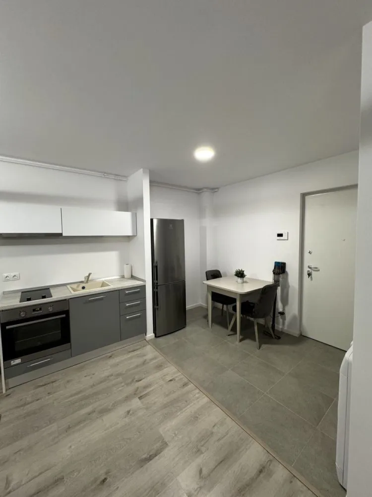 Studio H Pipera Lake proprietar mobilat utilat complet - Proprietar, ofer spre vanzare un apartament de tip studio deschis in complex H Pipera Lake, mobilat si utilat complet. Etaj 3/7. 

Pretul este cu TVA inclus, persoana fizica! Pret fix!

Se poate preda cu chiarias, in cazul in care se achizitioneaza ca investitie.

Apartamentul este compus dintr-o zona de living+dormitor si bucatarie open space, baie, cu o suprafata utila de 37 mp, plus o terasa cu o suprafata generoasa de 8mp utili.

Apartamentul este complet mobilat si utilat ca in poze cu electrocasnice Electrolux(cuptor, plita, hota, frigider), centrala de apartmanet Buderus cu condensație si incalzire in pardoseala, video-interfon, lumina ambientala mobila living, Smart TV LG, aer conditionat cu inverter LG, masina de spalat Indesit, cateva functii smart home pe iluminare si ventilatie.

Toate facilitatile de care dispune apartamentul sunt in stare noua, fiind locuit 7-8 luni pana in prezent. Blocul/scara dispune de doua lifturi.

Complexul dispune de acces securizat si este conectat direct la bulevardul principal. Este excelent localizat beneficiind de acces facil la toate mijloacele de transport, 10 min de Mall Promenada si 5 min de Pipera Plaza.

Complexul dispune de parc si spatii verzi.

Studio-ul nu dispune de parcare, dar se poate achizitiona/inchiria separat subteran sau suprateran de la proprietari/dezvoltator in functie de disponibilitate. 

Actele de proprietate sunt la zi, se accepta si credit imobiliar. Nu se plateste comision la vanzare.

Colaborez cu agentie doar fara comision din partea vânzătorului.

Va stau la dispozitie pentru detalii suplimentare.