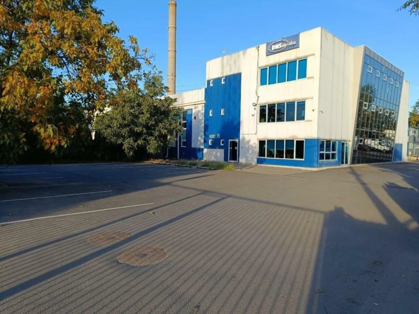 Hală logistică + Spaţii Birouri - Amplasamentul este format din terenul cu o suprafata totala de 2812mp pe care este amplasata constuctia formata din hala+spatiu birouri ce au o suprafata totala de 1835,15mp din care 982,37mp reprezinta suprafata halei si 852,78mp reprezinta suprafata construita destinate cladirii de birouri. 

Terenul este unul intravilan cu deschidere la strada Pogoanelor nr.147 , sector 4 , Bucuresti ce permite accesul autovehiculelor , inclusive al tirurilor . Pe acesta exista un nr de 10 locuri de parcare ce poate fi modificat oricand .

Constructia este reprezentata prin corpul destinat spatiului de birouri dispus pe P+2 si corpul destinate spatiului industrial dispus doar pe P , ambele formand un ansamblu total de 1835,15mp. 

 Hala ce are o suprafata 982,37mp de este invelita cu panouri sandwich tip ISPOAN , structura de rezistenta este din metal (grinzi si stalpi din metal vopsiti cu vopsea rezistenta la foc) , separarea depozitului de office se face printr-un perete antifoc din zidarie , separarea intre etaje se face cu placa din beton armat.
Hala este dotata/mobilata cu rafturi metalice indistriale, cu 3 usi sectionala pentru facilitatea receptiei si a livrărilor de marfa. 

 Cladirea ce are o suprafata de 852,78mp dispusa pe pe P+2 este formata astfel:

 -Parter : Are o suprafata 261,66mp la care se adauga suprafata scarii de 13,53mp. Pe langa spatiul Office există şi sala de şedinţă cu o capacitate de ~15 persoane echipata cu mobilier şi echipament IT. Este structurat in spatiu de birouri , bucatarie si grupuri sanitare . T:275,19mp

 -Etaj I : Are o suprafata de 267,69mp la care se adauga suprafata scarii+balcon de 18,87mp. Este structurat in spatiu de birouri si grup sanitar. T:286,56mp

 -Etaj II : Are o suprafata de 275,63mp la care se adauga suprafata scarii+balcon de 15,4mp. Este structurata in spatiu de birouri si grup sanitar. T: 291,03mp.
 
Prin cele prezentate mai sus se obtin : 982,37mp Hala+852,78mp Office=1835,15mp Spatiu construit ; 2812mp teren. 

De asemenea, office-ul si depozitul au in dotare trape de fum, sistem de detectie, de desfumare si de alarmare si hidranti interiori si exteriori. Sistemul antiincendiu este format din:
-Centrala de detecţie 
-Senzori de detectie 
-Trape de fum
-Sistem de desfumare (trape + motor de desfumare rezistent la foc + tubulatura de evacuare fum)
-Rezervor de apa subteran
-Statie de pompare subterana pentru fiecare grup de pompare a hidrantilor interiori si exteriori
-Grup electrogen disel pentru asigurarea energiei electrice pentru grupul de pompare si a iluminatului de siguranta.
Proprietatea este împrejmuită cu gard din panouri din teava cilindrica sustinute de un soclu din beton armat cu adancimea de 1,5 m.

Intrarea in proprietatea se face din strada Pogoanele printr-o poarta dubla cu deschiderea de cca 7 m cu actionare de la distanta (prin GSM) si programabila pentru deschidere si inchidere in intervale de timp.
Proprietatea dispune si de administrarea unei parcari (cu suprafata de cca. 1500 mp) amenajată cu terasament din balast si piatra concasata.
Curte este amenajata in totalitate cu asfalt , spatiu verde şi copaci .

Spaţiul nostru logistic poate însemna şi o oferta de investiţie pentru persoanele care doresc sa o achizitioneze in acest scop. Atât hala cât şi birourile se pot închiria separat , întrebuinţările putând fi diverse. Randamentul investiţiei variază între 7,5% şi 8% / an , în funcţie de preţul de achiziţie şi preţul chiriei lunare .

Preţul de vânzare este 2.6M euro+TVA.

Detalii la Nr de telefon 
Email: 
WhatsApp: Valentin Coroiu

! Nu colaboram cu agenţii imobiliare !