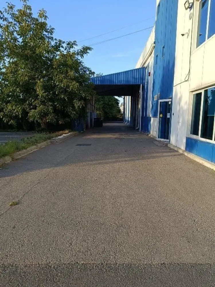Hală logistică + Spaţii Birouri - Amplasamentul este format din terenul cu o suprafata totala de 2812mp pe care este amplasata constuctia formata din hala+spatiu birouri ce au o suprafata totala de 1835,15mp din care 982,37mp reprezinta suprafata halei si 852,78mp reprezinta suprafata construita destinate cladirii de birouri. 

Terenul este unul intravilan cu deschidere la strada Pogoanelor nr.147 , sector 4 , Bucuresti ce permite accesul autovehiculelor , inclusive al tirurilor . Pe acesta exista un nr de 10 locuri de parcare ce poate fi modificat oricand .

Constructia este reprezentata prin corpul destinat spatiului de birouri dispus pe P+2 si corpul destinate spatiului industrial dispus doar pe P , ambele formand un ansamblu total de 1835,15mp. 

 Hala ce are o suprafata 982,37mp de este invelita cu panouri sandwich tip ISPOAN , structura de rezistenta este din metal (grinzi si stalpi din metal vopsiti cu vopsea rezistenta la foc) , separarea depozitului de office se face printr-un perete antifoc din zidarie , separarea intre etaje se face cu placa din beton armat.
Hala este dotata/mobilata cu rafturi metalice indistriale, cu 3 usi sectionala pentru facilitatea receptiei si a livrărilor de marfa. 

 Cladirea ce are o suprafata de 852,78mp dispusa pe pe P+2 este formata astfel:

 -Parter : Are o suprafata 261,66mp la care se adauga suprafata scarii de 13,53mp. Pe langa spatiul Office există şi sala de şedinţă cu o capacitate de ~15 persoane echipata cu mobilier şi echipament IT. Este structurat in spatiu de birouri , bucatarie si grupuri sanitare . T:275,19mp

 -Etaj I : Are o suprafata de 267,69mp la care se adauga suprafata scarii+balcon de 18,87mp. Este structurat in spatiu de birouri si grup sanitar. T:286,56mp

 -Etaj II : Are o suprafata de 275,63mp la care se adauga suprafata scarii+balcon de 15,4mp. Este structurata in spatiu de birouri si grup sanitar. T: 291,03mp.
 
Prin cele prezentate mai sus se obtin : 982,37mp Hala+852,78mp Office=1835,15mp Spatiu construit ; 2812mp teren. 

De asemenea, office-ul si depozitul au in dotare trape de fum, sistem de detectie, de desfumare si de alarmare si hidranti interiori si exteriori. Sistemul antiincendiu este format din:
-Centrala de detecţie 
-Senzori de detectie 
-Trape de fum
-Sistem de desfumare (trape + motor de desfumare rezistent la foc + tubulatura de evacuare fum)
-Rezervor de apa subteran
-Statie de pompare subterana pentru fiecare grup de pompare a hidrantilor interiori si exteriori
-Grup electrogen disel pentru asigurarea energiei electrice pentru grupul de pompare si a iluminatului de siguranta.
Proprietatea este împrejmuită cu gard din panouri din teava cilindrica sustinute de un soclu din beton armat cu adancimea de 1,5 m.

Intrarea in proprietatea se face din strada Pogoanele printr-o poarta dubla cu deschiderea de cca 7 m cu actionare de la distanta (prin GSM) si programabila pentru deschidere si inchidere in intervale de timp.
Proprietatea dispune si de administrarea unei parcari (cu suprafata de cca. 1500 mp) amenajată cu terasament din balast si piatra concasata.
Curte este amenajata in totalitate cu asfalt , spatiu verde şi copaci .

Spaţiul nostru logistic poate însemna şi o oferta de investiţie pentru persoanele care doresc sa o achizitioneze in acest scop. Atât hala cât şi birourile se pot închiria separat , întrebuinţările putând fi diverse. Randamentul investiţiei variază între 7,5% şi 8% / an , în funcţie de preţul de achiziţie şi preţul chiriei lunare .

Preţul de vânzare este 2.6M euro+TVA.

Detalii la Nr de telefon 
Email: 
WhatsApp: Valentin Coroiu

! Nu colaboram cu agenţii imobiliare !