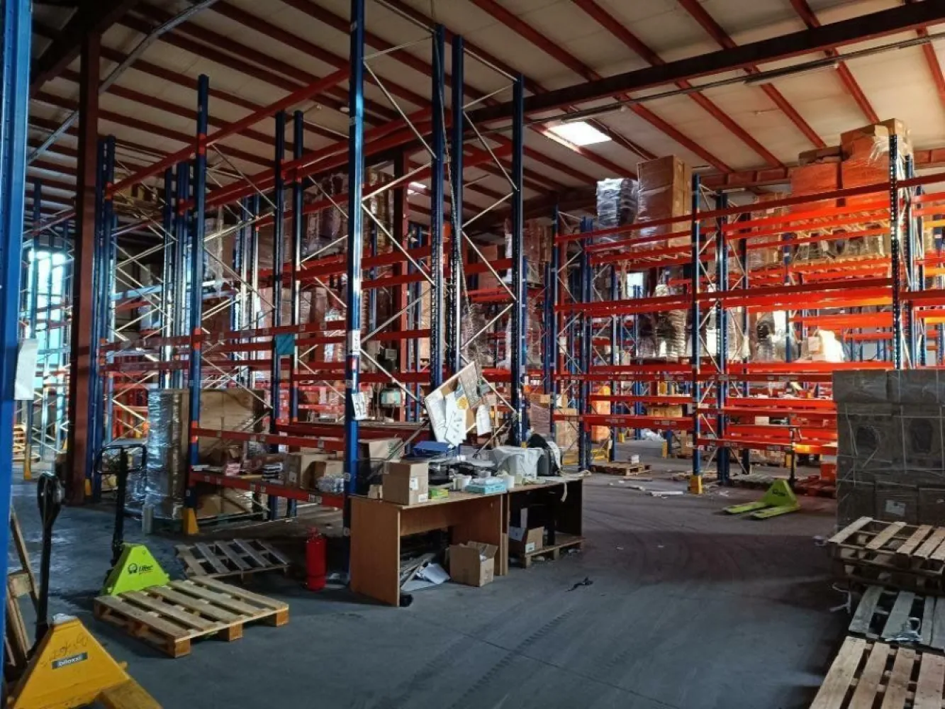 Hală logistică + Spaţii Birouri - Amplasamentul este format din terenul cu o suprafata totala de 2812mp pe care este amplasata constuctia formata din hala+spatiu birouri ce au o suprafata totala de 1835,15mp din care 982,37mp reprezinta suprafata halei si 852,78mp reprezinta suprafata construita destinate cladirii de birouri. 

Terenul este unul intravilan cu deschidere la strada Pogoanelor nr.147 , sector 4 , Bucuresti ce permite accesul autovehiculelor , inclusive al tirurilor . Pe acesta exista un nr de 10 locuri de parcare ce poate fi modificat oricand .

Constructia este reprezentata prin corpul destinat spatiului de birouri dispus pe P+2 si corpul destinate spatiului industrial dispus doar pe P , ambele formand un ansamblu total de 1835,15mp. 

 Hala ce are o suprafata 982,37mp de este invelita cu panouri sandwich tip ISPOAN , structura de rezistenta este din metal (grinzi si stalpi din metal vopsiti cu vopsea rezistenta la foc) , separarea depozitului de office se face printr-un perete antifoc din zidarie , separarea intre etaje se face cu placa din beton armat.
Hala este dotata/mobilata cu rafturi metalice indistriale, cu 3 usi sectionala pentru facilitatea receptiei si a livrărilor de marfa. 

 Cladirea ce are o suprafata de 852,78mp dispusa pe pe P+2 este formata astfel:

 -Parter : Are o suprafata 261,66mp la care se adauga suprafata scarii de 13,53mp. Pe langa spatiul Office există şi sala de şedinţă cu o capacitate de ~15 persoane echipata cu mobilier şi echipament IT. Este structurat in spatiu de birouri , bucatarie si grupuri sanitare . T:275,19mp

 -Etaj I : Are o suprafata de 267,69mp la care se adauga suprafata scarii+balcon de 18,87mp. Este structurat in spatiu de birouri si grup sanitar. T:286,56mp

 -Etaj II : Are o suprafata de 275,63mp la care se adauga suprafata scarii+balcon de 15,4mp. Este structurata in spatiu de birouri si grup sanitar. T: 291,03mp.
 
Prin cele prezentate mai sus se obtin : 982,37mp Hala+852,78mp Office=1835,15mp Spatiu construit ; 2812mp teren. 

De asemenea, office-ul si depozitul au in dotare trape de fum, sistem de detectie, de desfumare si de alarmare si hidranti interiori si exteriori. Sistemul antiincendiu este format din:
-Centrala de detecţie 
-Senzori de detectie 
-Trape de fum
-Sistem de desfumare (trape + motor de desfumare rezistent la foc + tubulatura de evacuare fum)
-Rezervor de apa subteran
-Statie de pompare subterana pentru fiecare grup de pompare a hidrantilor interiori si exteriori
-Grup electrogen disel pentru asigurarea energiei electrice pentru grupul de pompare si a iluminatului de siguranta.
Proprietatea este împrejmuită cu gard din panouri din teava cilindrica sustinute de un soclu din beton armat cu adancimea de 1,5 m.

Intrarea in proprietatea se face din strada Pogoanele printr-o poarta dubla cu deschiderea de cca 7 m cu actionare de la distanta (prin GSM) si programabila pentru deschidere si inchidere in intervale de timp.
Proprietatea dispune si de administrarea unei parcari (cu suprafata de cca. 1500 mp) amenajată cu terasament din balast si piatra concasata.
Curte este amenajata in totalitate cu asfalt , spatiu verde şi copaci .

Spaţiul nostru logistic poate însemna şi o oferta de investiţie pentru persoanele care doresc sa o achizitioneze in acest scop. Atât hala cât şi birourile se pot închiria separat , întrebuinţările putând fi diverse. Randamentul investiţiei variază între 7,5% şi 8% / an , în funcţie de preţul de achiziţie şi preţul chiriei lunare .

Preţul de vânzare este 2.6M euro+TVA.

Detalii la Nr de telefon 
Email: 
WhatsApp: Valentin Coroiu

! Nu colaboram cu agenţii imobiliare !