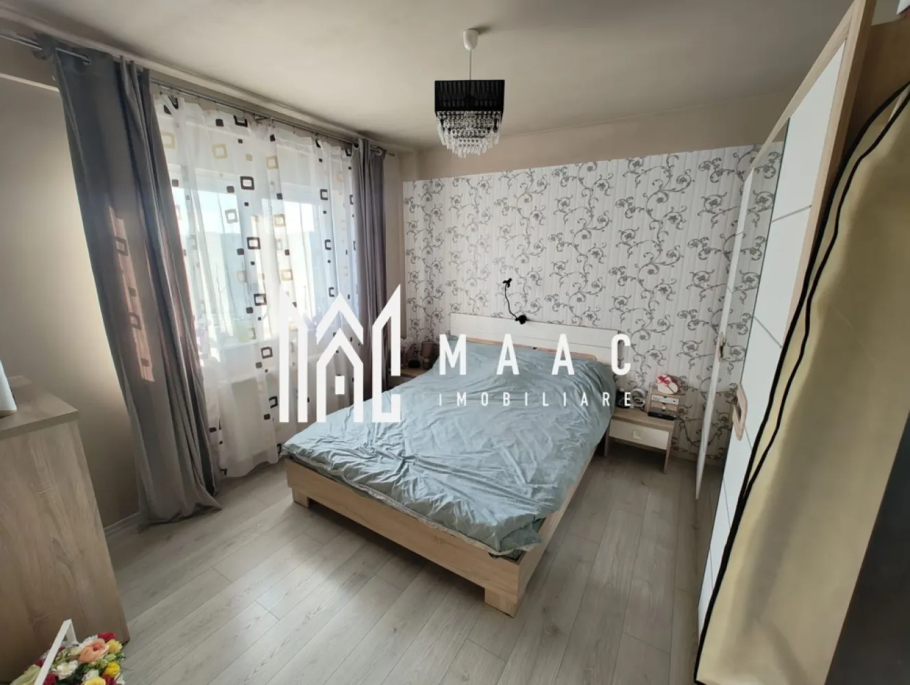 Apartament 2 camere |52 Mp | Calea Cisnadiei - MACC Imobiliare vă oferă spre vânzare un apartament modern cu suprafața de 52 mp, situat la etajul 3, într-o zonă frumoasă și liniștită.

Apartamentul este mobilat complet și compartimentat eficient, astfel:

2 dormitoare luminoase

Bucătărie open space cu living

1 baie

2 balcoane

Hol spațios

Este ideal pentru o familie sau un cuplu care își dorește confort și acces facil la facilități.

📞 Pentru mai multe detalii sau pentru a programa o vizionare, nu ezita să ne contactezi specificand ID:CP2568712
