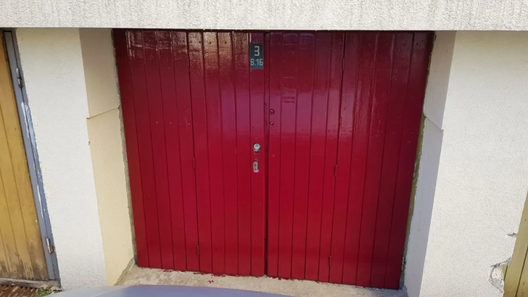 Sector 2, ultracentral - vand garaj incalzit, situat pe strada Plantelor nr. 8-10, in curtea privata a blocului, 15 mp, apa rece si apa calda, scurgere in podea, curent electric 24 v. Explicatie: la acest pret cumperi 2 locuri de parcare, unul in garaj si unul in fata garajului. In zona pretul pe metrul patrat este de 3000 euro,