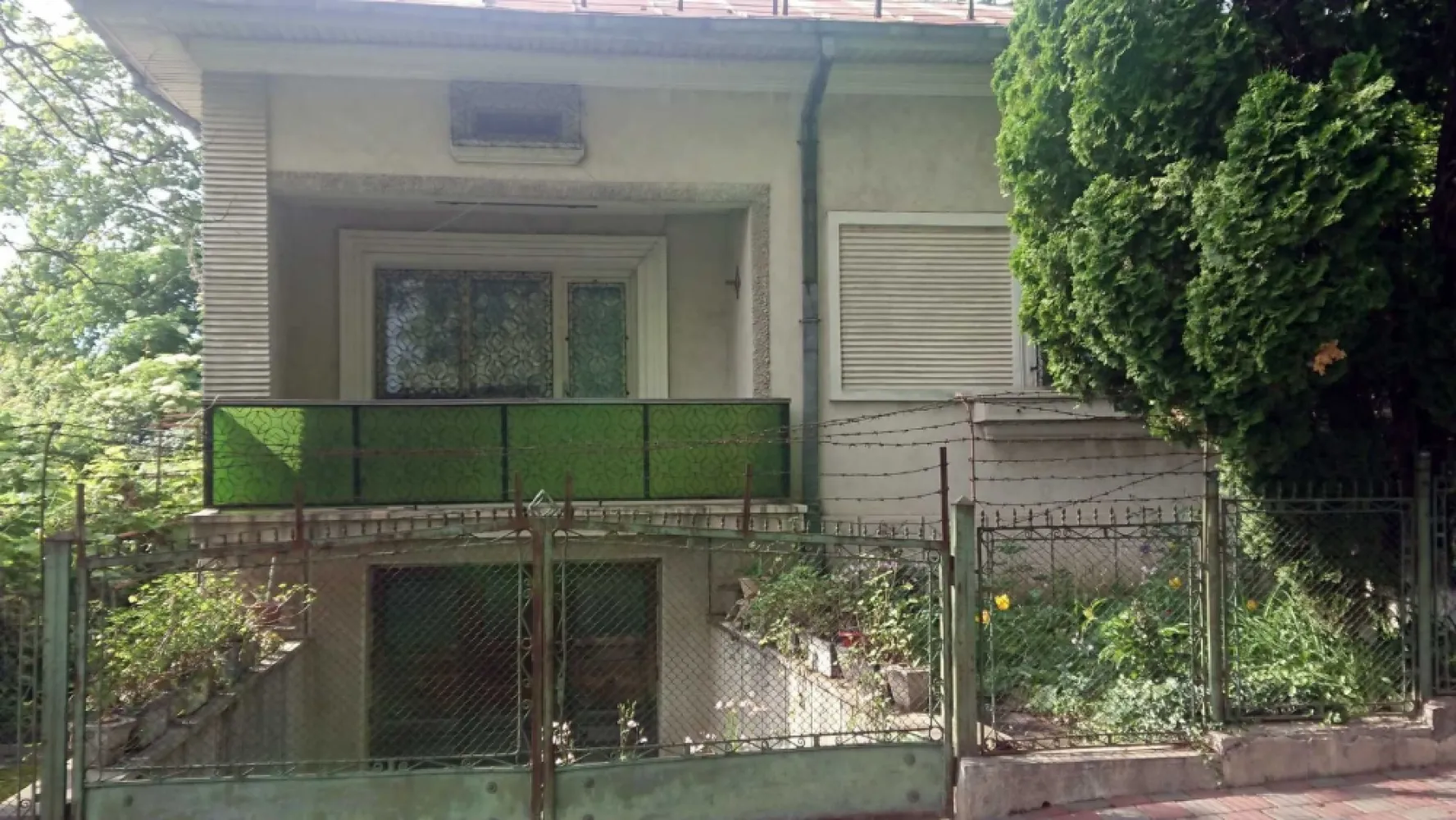 Vand casa tip vila, zona Copou - Vand casa tip vila, in zona Copou, in apropiere de Copou Bellevue.
Casa a fost construita in 1972 pe un teren de 400mp, este de tip parter+demisol.

Parterul cu suprafata construita de 142mp este alcatuit din: living cu o suprafata de 24mp, camera 18mp, camera 16mp, camera 14mp, bucatarie 15mp, baie 6mp, debara, camara, 3 holuri, balcon 6mp cu orientare spre strada/oras.

Demisolul cu suprafata construita de 60mp este alcatuit din: o camera, garaj si camera tehnica.

Casa este construita din caramida cu pereti foarte grosi si este amplasa la strada. 
Locatia este intr-o zona linistita din Copou, ferita de zgomotul orasului, la circa 8 minute de mers pe jos pana la stadion, statia George Cosbuc ( bulevardul Carol I ) sau Gradina botanica si 5 minute distanta fata de complexul Copou Bellevue/gradinita privata Paradisul copiilor.

Casa dispune de toate utilitatile, dar necesita renovare. 

Pret 380000 euro putin negociabil.