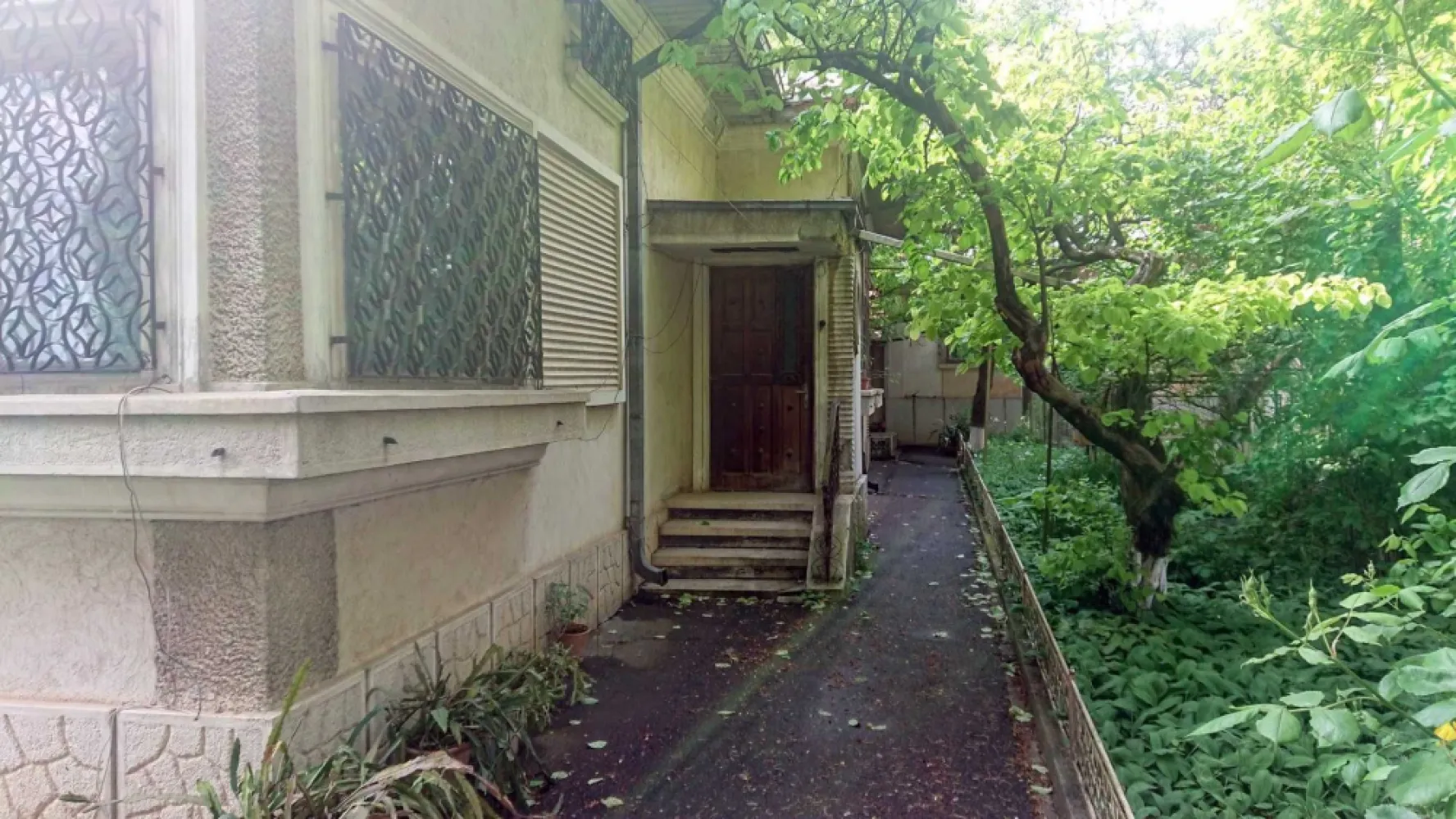 Vand casa tip vila, zona Copou - Vand casa tip vila, in zona Copou, in apropiere de Copou Bellevue.
Casa a fost construita in 1972 pe un teren de 400mp, este de tip parter+demisol.

Parterul cu suprafata construita de 142mp este alcatuit din: living cu o suprafata de 24mp, camera 18mp, camera 16mp, camera 14mp, bucatarie 15mp, baie 6mp, debara, camara, 3 holuri, balcon 6mp cu orientare spre strada/oras.

Demisolul cu suprafata construita de 60mp este alcatuit din: o camera, garaj si camera tehnica.

Casa este construita din caramida cu pereti foarte grosi si este amplasa la strada. 
Locatia este intr-o zona linistita din Copou, ferita de zgomotul orasului, la circa 8 minute de mers pe jos pana la stadion, statia George Cosbuc ( bulevardul Carol I ) sau Gradina botanica si 5 minute distanta fata de complexul Copou Bellevue/gradinita privata Paradisul copiilor.

Casa dispune de toate utilitatile, dar necesita renovare. 

Pret 380000 euro putin negociabil.