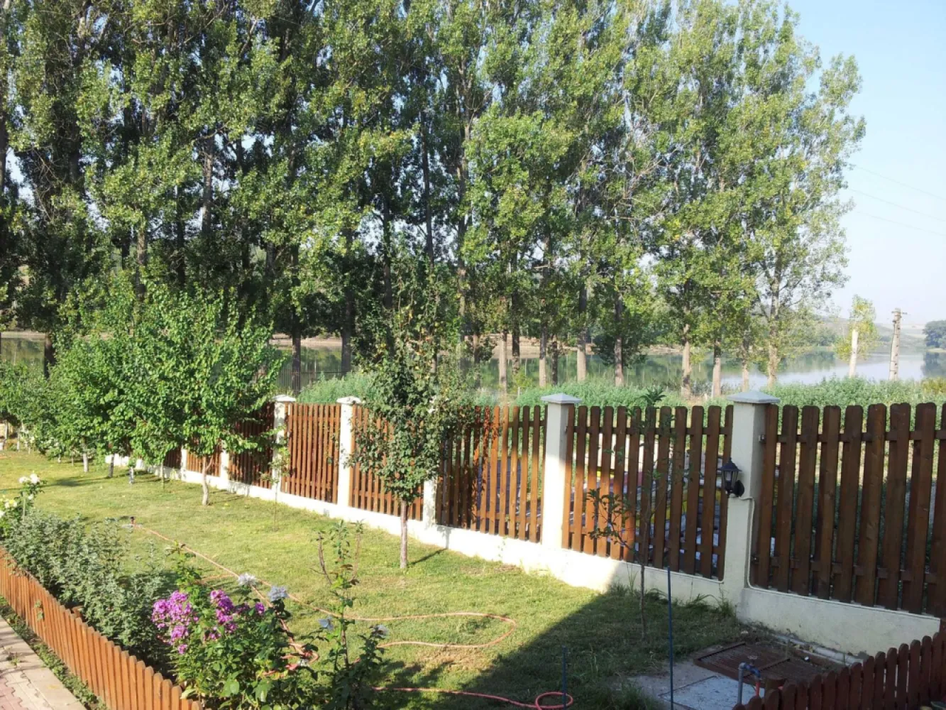 Vand/Inchiriez Casa 460mp+teren 1090mp Lac Ezareni - 1250euro/mp - Vand teren 1082mp+Casa 479mp(construita in 2008) pe malul lacului Ezareni in Sat Valea Adanca ;
Utilitati: apa, put forat,energie electrica trifazic, generator, canalizare, gaz, fibra optica,strada asfalt bituminos ;
Dotari: c.t.gaz=2buc , a.c.=4buc , tamplarie PVC , sistem CCTV , sistem alarma ;
Fatada renovata in 2021 ;
Constructie - Beton armat, caramida, termosistem de 10mm ;
Curte : Alei pavate, Livada, Foisor ;
Lac : 17ml deschidere la lac + ponton realizat cu proiect :
Subsol : Garaj + Camere depozitare - 104mp ;
Parter : Living+Bucatarie+Baie+Birou+Camera tehnica - 130mp;
Etaj 1 : Living+3Camere+Baie+3Balcoane - 127mp ;
Etaj 2 : Living+3Camere+Baie+3Balcoane - 116mp ;
