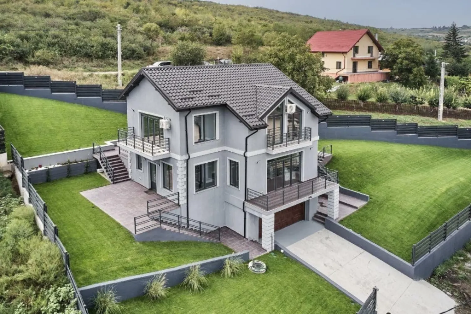 Casa noua de vanzare in Iasi, zona Sorogari, cu vedere catre lac. - Casa noua de vanzare in Iasi, zona Sorogari, cu vedere catre lac, la doar zece minute distanta de Podul de Fier si Aeroport!
Suprafata Utila = 234,30 mp
Suprafata Totala (util + balcoane + terasă) = 297,80 mp

Demisol: garaj de 35 mp, spatiu tehnic si magazie.
Parter: hol spatios, un birou la intrare, baie dotata cu masina de spalat si uscator, zona de living cu deschidere la balcon, bucatarie, camara si zona dining, cu iesire in terasa.
Etaj: trei dormitoare spatioase, doua bai, doua dressing-uri, balcon si acces catre pod (podul este deschis, are placa de beton şi se mai poate pune inca un etaj).
Casa are structura pe cadre din beton, cu tamplaria exterioara din PVC- tripan cu sticla LOW-E, iar cea interioara din lemn.
Instalatia de incalzire este realizata prin pardoseala, termostata separat si se realizeaza cu centrala termica electrica. 
Imobilul beneficiaza de aparate de aer conditionat pentru dormitoare si living.
Casa se preda cu bucataria complet mobilata si utilata cu electrocasnice importate SUA( masina de spalat vase, frigider, aragaz cu cuptor).
Aceasta beneficiaza de sistem de alarma, iar accesul in garaj se face prin usa automatizata.

Curtea este amenajata cu gazon si plante ornamentale, irigate automatizat.
Terenul aferent proprietatii este in suprafata de 940 mp, imprejmuit cu gard.

Pentru informatii suplimentare, va rugam sa ne contactati telefonic!