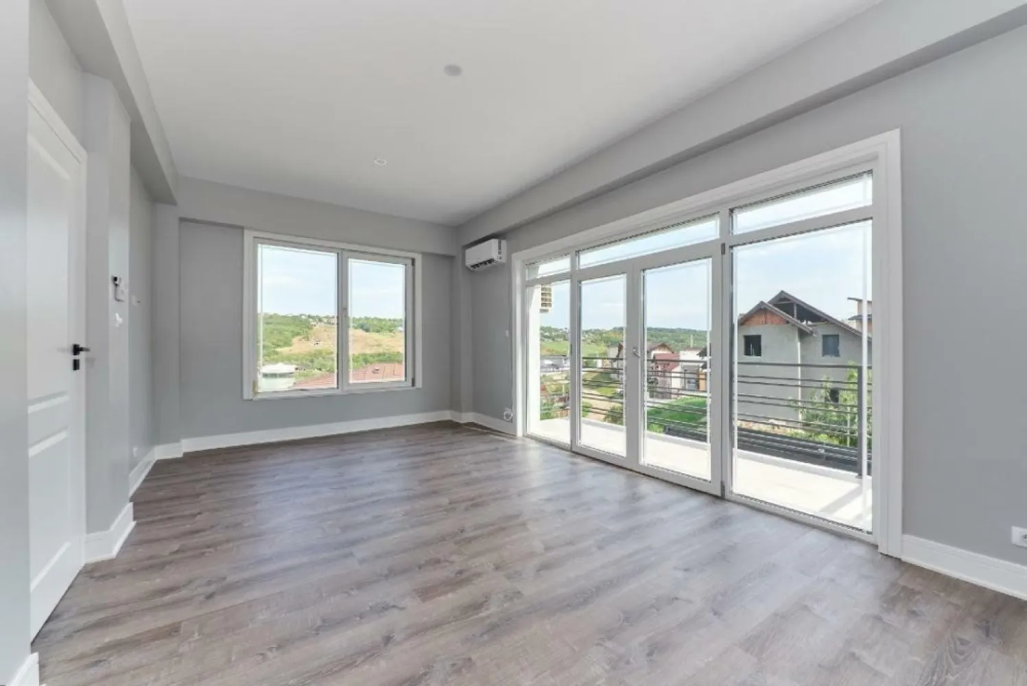 Casa noua de vanzare in Iasi, zona Sorogari, cu vedere catre lac. - Casa noua de vanzare in Iasi, zona Sorogari, cu vedere catre lac, la doar zece minute distanta de Podul de Fier si Aeroport!
Suprafata Utila = 234,30 mp
Suprafata Totala (util + balcoane + terasă) = 297,80 mp

Demisol: garaj de 35 mp, spatiu tehnic si magazie.
Parter: hol spatios, un birou la intrare, baie dotata cu masina de spalat si uscator, zona de living cu deschidere la balcon, bucatarie, camara si zona dining, cu iesire in terasa.
Etaj: trei dormitoare spatioase, doua bai, doua dressing-uri, balcon si acces catre pod (podul este deschis, are placa de beton şi se mai poate pune inca un etaj).
Casa are structura pe cadre din beton, cu tamplaria exterioara din PVC- tripan cu sticla LOW-E, iar cea interioara din lemn.
Instalatia de incalzire este realizata prin pardoseala, termostata separat si se realizeaza cu centrala termica electrica. 
Imobilul beneficiaza de aparate de aer conditionat pentru dormitoare si living.
Casa se preda cu bucataria complet mobilata si utilata cu electrocasnice importate SUA( masina de spalat vase, frigider, aragaz cu cuptor).
Aceasta beneficiaza de sistem de alarma, iar accesul in garaj se face prin usa automatizata.

Curtea este amenajata cu gazon si plante ornamentale, irigate automatizat.
Terenul aferent proprietatii este in suprafata de 940 mp, imprejmuit cu gard.

Pentru informatii suplimentare, va rugam sa ne contactati telefonic!