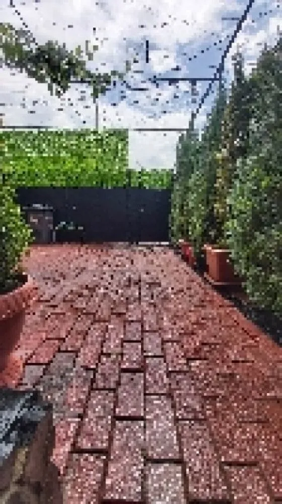 Casa P+1 ,zona Antiaeriana - Recomandat pentru:
- Persoane care cauta o constructie solida si doar un minim necesar legat de curte, dar suficient pentru o cafea pe terasa si un eventual gratar + o masina de clasa mica;
- Sau pentru firme cu diverse activitati de birou, fiind plasata foarte aproape de centrul Bucurestiului si avand un spatiu suficient de mare la parter pentru orice impartire de tip office/sala de asteptare + etaj pentru 2 birouri si podul destul de mare pentru depozitare. Casă chocheta 3 camere 115 mp de vanzare, teren 125mp ,aprenta 65mp,curte libera 60mp, Casa a fost construita in anul 2003, in regie proprie, pentru folosinta proprie, nu pentru vanzare, fiind respectate toate normele in vigoare si fiind folosite doar materiale de calitate.

Despre constructie: BCA pe structura de beton armat, fundatie solida izolata cu polistirien extrudat, structura izolata cu polistiren grafitat,acoperis cu tabla dublu falțuită FIGO HIGHLINE 40 de ani montata 2022 , geamuri termopan Salamander,Casa este izolata cu polistiren de 10 cm si vata bazaltica de 10 cm, parter plus etaj , cu placa de beton peste parter, autorizatie de constructie 2003.La parter gasim living,hol,baie,bucatarie open space,la etaj gasim un hol cu casa scarii si doua dormitoare ,la etaj nu este baie sau wc, , toate utilitatile,centrala, pod mare pentru depozitare (50mp)cu scara pliabila, amenajari interioare se observa in poze, Gaze ,instalatie cupru, internet cablu, , canalizare ,apa,suprafata totala a terenului 125mp,Centrala noua Vaillant 28 kw14.04 .2024 garantie 7 ani ,cu Termostat wi-fi de ambient , - instalatie electrica si sanitara noua.
2 Aer conditionat 1200 BTU Nordstar .
Intrerupatoare cu touchscreen (Sonoff).
Geamuri termopan dotate cu plase de siguranta speciale pentru pisici.Casa se afla pe una din strazile adiacente strazii Antiaeriana ,la 700 m de piata 13 Septembrie ,fata in fata cu vilele armatei cartier Brava..Doua locuri de parcare, unu in curte si unu la strada! Renovata august 2022,instalatie elctrica si sanitara,i.La 150 m se afla statia Stb Troleu 96 si autobuze iar in capatul strazii la 300m in Margeanului statie stb 226/139, Mega Image si Profi la o strada distanta.In apropiere de scoli , gradinite si trei licee(Ion Barbu ,Odobleja si Dimitrie Bolintineanu.Patru statii de troleu pana la statia de metrou Academia Militara tonson Drumul Taberei! Vecini prietenosi ! .Pretabil sediu firma,investitie, inchiriere,cabinete medicale,stomatologie,cat si rezidential .În proximitate se află Complexul Comercial Vulcan, Carrefour, Kaufland, Lidl, Penny, Prosper Plaza, Mall Afi Cotroceni, Liberty Mall, Cora Alexandriei, etc. Rog Seriozitate!.Vizionarea se stabileste telefonic la o data de comun acord ... Va rog sa cititi cu atentie anuntul, casa are exact cate camere sunt enuntate mai sus. Ideala pentru o familie ﻿,sediu firma,cabinet medical,stomatologie

Raspund la telefon dupa ora 16 inclusiv in week-end 
Accept credit bancar doar in anumite conditii notariale,asta datorita unor persoane care mi-a blocat vanzarea cateva luni
VIZIONARE VIDEO LINK https://www.youtube.com/watch?v=bwydQrNAIuI