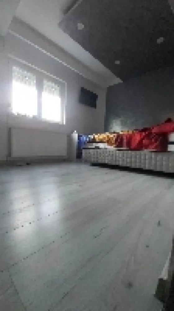 Casa P+1 ,zona Antiaeriana - Recomandat pentru:
- Persoane care cauta o constructie solida si doar un minim necesar legat de curte, dar suficient pentru o cafea pe terasa si un eventual gratar + o masina de clasa mica;
- Sau pentru firme cu diverse activitati de birou, fiind plasata foarte aproape de centrul Bucurestiului si avand un spatiu suficient de mare la parter pentru orice impartire de tip office/sala de asteptare + etaj pentru 2 birouri si podul destul de mare pentru depozitare. Casă chocheta 3 camere 115 mp de vanzare, teren 125mp ,aprenta 65mp,curte libera 60mp, Casa a fost construita in anul 2003, in regie proprie, pentru folosinta proprie, nu pentru vanzare, fiind respectate toate normele in vigoare si fiind folosite doar materiale de calitate.

Despre constructie: BCA pe structura de beton armat, fundatie solida izolata cu polistirien extrudat, structura izolata cu polistiren grafitat,acoperis cu tabla dublu falțuită FIGO HIGHLINE 40 de ani montata 2022 , geamuri termopan Salamander,Casa este izolata cu polistiren de 10 cm si vata bazaltica de 10 cm, parter plus etaj , cu placa de beton peste parter, autorizatie de constructie 2003.La parter gasim living,hol,baie,bucatarie open space,la etaj gasim un hol cu casa scarii si doua dormitoare ,la etaj nu este baie sau wc, , toate utilitatile,centrala, pod mare pentru depozitare (50mp)cu scara pliabila, amenajari interioare se observa in poze, Gaze ,instalatie cupru, internet cablu, , canalizare ,apa,suprafata totala a terenului 125mp,Centrala noua Vaillant 28 kw14.04 .2024 garantie 7 ani ,cu Termostat wi-fi de ambient , - instalatie electrica si sanitara noua.
2 Aer conditionat 1200 BTU Nordstar .
Intrerupatoare cu touchscreen (Sonoff).
Geamuri termopan dotate cu plase de siguranta speciale pentru pisici.Casa se afla pe una din strazile adiacente strazii Antiaeriana ,la 700 m de piata 13 Septembrie ,fata in fata cu vilele armatei cartier Brava..Doua locuri de parcare, unu in curte si unu la strada! Renovata august 2022,instalatie elctrica si sanitara,i.La 150 m se afla statia Stb Troleu 96 si autobuze iar in capatul strazii la 300m in Margeanului statie stb 226/139, Mega Image si Profi la o strada distanta.In apropiere de scoli , gradinite si trei licee(Ion Barbu ,Odobleja si Dimitrie Bolintineanu.Patru statii de troleu pana la statia de metrou Academia Militara tonson Drumul Taberei! Vecini prietenosi ! .Pretabil sediu firma,investitie, inchiriere,cabinete medicale,stomatologie,cat si rezidential .În proximitate se află Complexul Comercial Vulcan, Carrefour, Kaufland, Lidl, Penny, Prosper Plaza, Mall Afi Cotroceni, Liberty Mall, Cora Alexandriei, etc. Rog Seriozitate!.Vizionarea se stabileste telefonic la o data de comun acord ... Va rog sa cititi cu atentie anuntul, casa are exact cate camere sunt enuntate mai sus. Ideala pentru o familie ﻿,sediu firma,cabinet medical,stomatologie

Raspund la telefon dupa ora 16 inclusiv in week-end 
Accept credit bancar doar in anumite conditii notariale,asta datorita unor persoane care mi-a blocat vanzarea cateva luni
VIZIONARE VIDEO LINK https://www.youtube.com/watch?v=bwydQrNAIuI