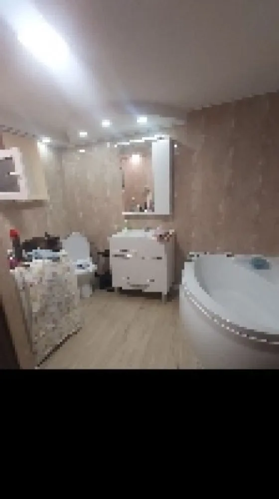 Casa P+1 ,zona Antiaeriana - Recomandat pentru:
- Persoane care cauta o constructie solida si doar un minim necesar legat de curte, dar suficient pentru o cafea pe terasa si un eventual gratar + o masina de clasa mica;
- Sau pentru firme cu diverse activitati de birou, fiind plasata foarte aproape de centrul Bucurestiului si avand un spatiu suficient de mare la parter pentru orice impartire de tip office/sala de asteptare + etaj pentru 2 birouri si podul destul de mare pentru depozitare. Casă chocheta 3 camere 115 mp de vanzare, teren 125mp ,aprenta 65mp,curte libera 60mp, Casa a fost construita in anul 2003, in regie proprie, pentru folosinta proprie, nu pentru vanzare, fiind respectate toate normele in vigoare si fiind folosite doar materiale de calitate.

Despre constructie: BCA pe structura de beton armat, fundatie solida izolata cu polistirien extrudat, structura izolata cu polistiren grafitat,acoperis cu tabla dublu falțuită FIGO HIGHLINE 40 de ani montata 2022 , geamuri termopan Salamander,Casa este izolata cu polistiren de 10 cm si vata bazaltica de 10 cm, parter plus etaj , cu placa de beton peste parter, autorizatie de constructie 2003.La parter gasim living,hol,baie,bucatarie open space,la etaj gasim un hol cu casa scarii si doua dormitoare ,la etaj nu este baie sau wc, , toate utilitatile,centrala, pod mare pentru depozitare (50mp)cu scara pliabila, amenajari interioare se observa in poze, Gaze ,instalatie cupru, internet cablu, , canalizare ,apa,suprafata totala a terenului 125mp,Centrala noua Vaillant 28 kw14.04 .2024 garantie 7 ani ,cu Termostat wi-fi de ambient , - instalatie electrica si sanitara noua.
2 Aer conditionat 1200 BTU Nordstar .
Intrerupatoare cu touchscreen (Sonoff).
Geamuri termopan dotate cu plase de siguranta speciale pentru pisici.Casa se afla pe una din strazile adiacente strazii Antiaeriana ,la 700 m de piata 13 Septembrie ,fata in fata cu vilele armatei cartier Brava..Doua locuri de parcare, unu in curte si unu la strada! Renovata august 2022,instalatie elctrica si sanitara,i.La 150 m se afla statia Stb Troleu 96 si autobuze iar in capatul strazii la 300m in Margeanului statie stb 226/139, Mega Image si Profi la o strada distanta.In apropiere de scoli , gradinite si trei licee(Ion Barbu ,Odobleja si Dimitrie Bolintineanu.Patru statii de troleu pana la statia de metrou Academia Militara tonson Drumul Taberei! Vecini prietenosi ! .Pretabil sediu firma,investitie, inchiriere,cabinete medicale,stomatologie,cat si rezidential .În proximitate se află Complexul Comercial Vulcan, Carrefour, Kaufland, Lidl, Penny, Prosper Plaza, Mall Afi Cotroceni, Liberty Mall, Cora Alexandriei, etc. Rog Seriozitate!.Vizionarea se stabileste telefonic la o data de comun acord ... Va rog sa cititi cu atentie anuntul, casa are exact cate camere sunt enuntate mai sus. Ideala pentru o familie ﻿,sediu firma,cabinet medical,stomatologie

Raspund la telefon dupa ora 16 inclusiv in week-end 
Accept credit bancar doar in anumite conditii notariale,asta datorita unor persoane care mi-a blocat vanzarea cateva luni
VIZIONARE VIDEO LINK https://www.youtube.com/watch?v=bwydQrNAIuI