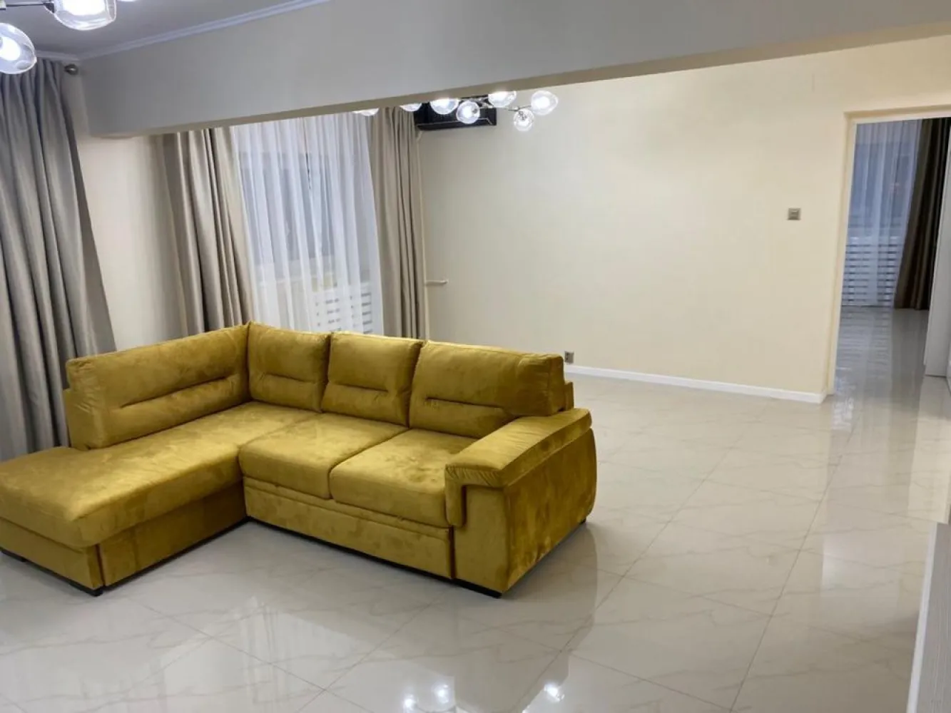 Inchiriez apartament zona Decebal - PROPRIETAR, 
 Inchiriez apartament cu 2 camere, situat pe bulevardul Decebal, nr 4 (vedere in bulevard). 
 Apartamentul are 76 mp utili , este decomandat , dispune de 2 grupuri sanitare complet mobilate, living room mobilat, dormitor complet mobilat( inclusiv satea), bucatarie complet mobilată ( electrocasnice Franke ), 2 aparate de aer conditionat, mașina spălat vase, mașina spălat rufe, combina frigorifica, totul nou!
 Apartamentul se afla la etajul 1/7, blocul dispune de camere video cât și de paza. Pozitionarea lui ultracentrala faciliteaza accesul catre: bulevardul Decebal, statii de metrou si autobuz, centre medicale, banci, scoli, supermarket-uri. Deasemenea pe bulevard se regasesc numeroase restaurante si cafenele renumite. 
 Preț 950€ / luna + 950€ garanție.