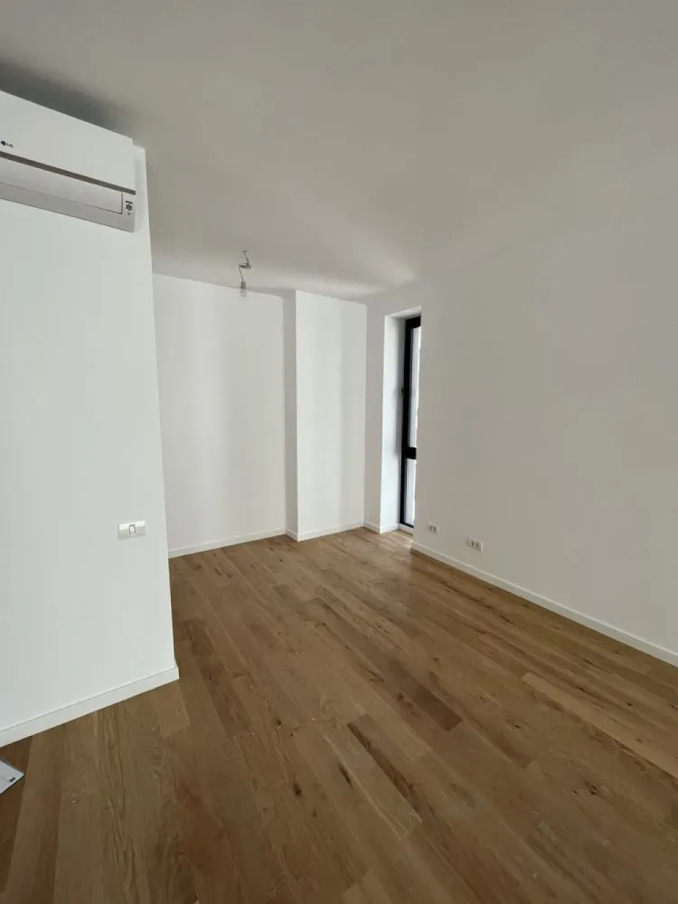 Inchirie apartament 2 camere spatios WIN Herastrau - Inchiriez apartament cu 2 camere nou finisat, in complex nou elegant, cu loc de parcare.
Apartamentul are balcon si un spatiu care se poate inchide pentru dormitor
Zona linistita, conplex ultramodern
Se poate mobila la cefere in functie de preferinte