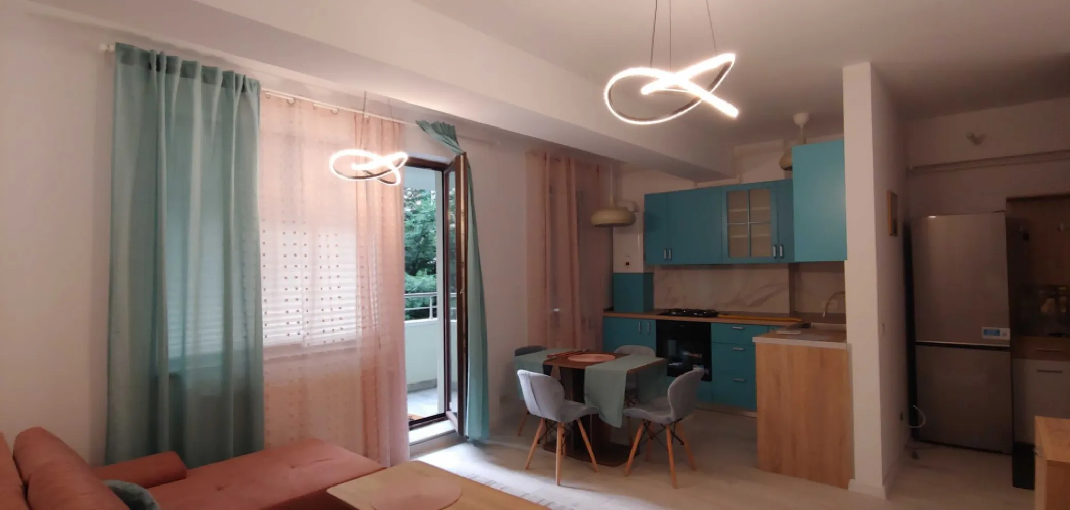 Inchiriez apartament nou 3 camere + 2 băi, lângă parcul Titănel - Apartament nou nouț, 3 camere, cu un master bedroom și o baie de serviciu. Bloc nou, mobilă nouă și electrocasnice (inclusiv mașina de spălat vase si aer condiționat) in totalitate noi, la prima închiriere. Apartamentul este luminos si are un balcon foarte spațios.
Zonă liniștită și verde, la 50m de parcul Titanel. Foarte aproape de policlinica Titan, de școli, grădinițe, creșe și magazine/supermarketuri. Aproape de stațiile de metrou Titan si N. Grigorescu (cca. 15 min. de mers pe jos), si de statia STB 102, 254, 331 (cca. 7 min de mers pe jos).
Blocul are locuri de inchiriat pentru parcare interioară și exterioară. De asemenea, se poate închiria o boxă la subsol pentru spațiu de depozitare adițional. 
Nu acceptăm fumători și nu acceptăm animale de companie.
