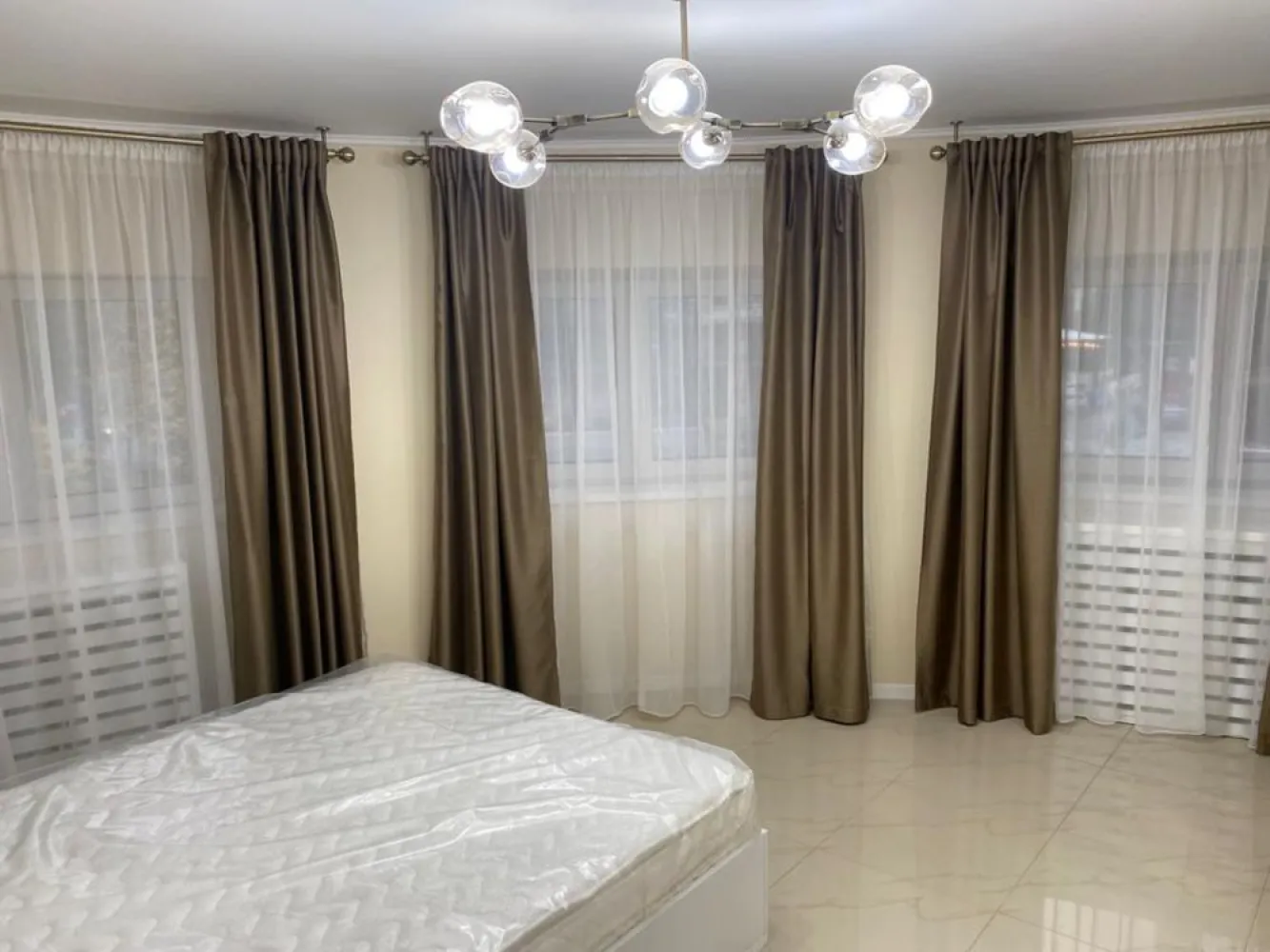 Inchiriez apartament zona Decebal - PROPRIETAR, 
 Inchiriez apartament cu 2 camere, situat pe bulevardul Decebal, nr 4 (vedere in bulevard). 
 Apartamentul are 76 mp utili , este decomandat , dispune de 2 grupuri sanitare complet mobilate, living room mobilat, dormitor complet mobilat( inclusiv satea), bucatarie complet mobilată ( electrocasnice Franke ), 2 aparate de aer conditionat, mașina spălat vase, mașina spălat rufe, combina frigorifica, totul nou!
 Apartamentul se afla la etajul 1/7, blocul dispune de camere video cât și de paza. Pozitionarea lui ultracentrala faciliteaza accesul catre: bulevardul Decebal, statii de metrou si autobuz, centre medicale, banci, scoli, supermarket-uri. Deasemenea pe bulevard se regasesc numeroase restaurante si cafenele renumite. 
 Preț 950€ / luna + 950€ garanție.