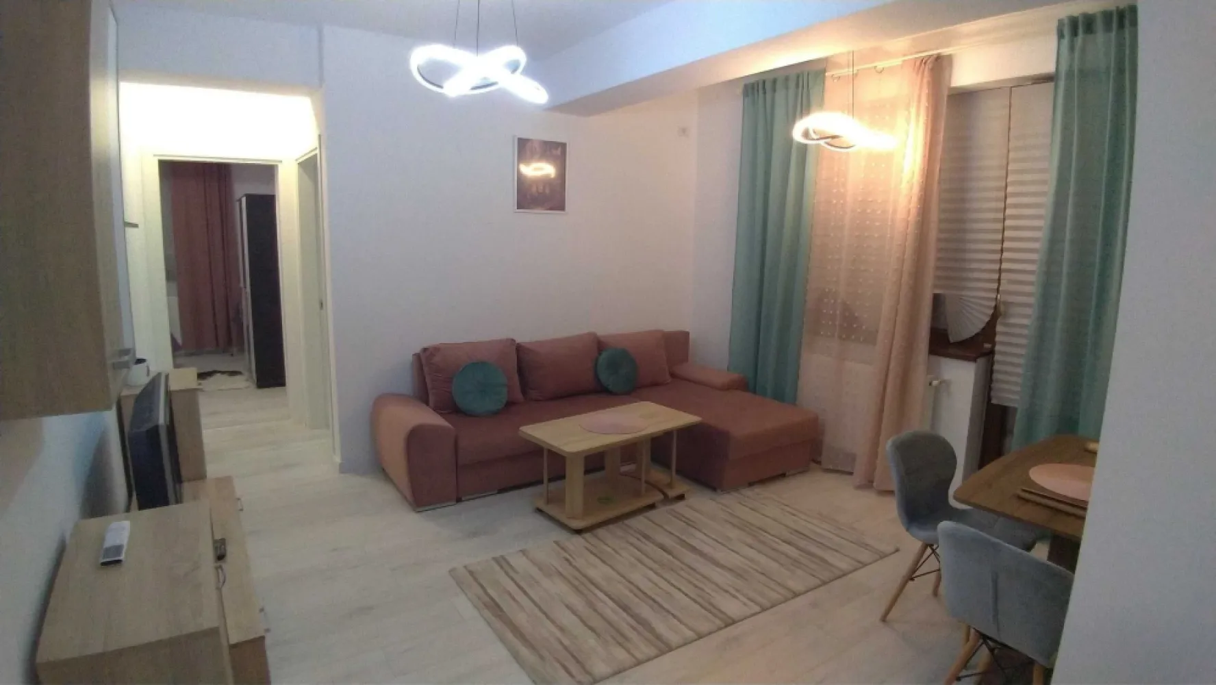 Inchiriez apartament nou 3 camere + 2 băi, lângă parcul Titănel - Apartament nou nouț, 3 camere, cu un master bedroom și o baie de serviciu. Bloc nou, mobilă nouă și electrocasnice (inclusiv mașina de spălat vase si aer condiționat) in totalitate noi, la prima închiriere. Apartamentul este luminos si are un balcon foarte spațios.
Zonă liniștită și verde, la 50m de parcul Titanel. Foarte aproape de policlinica Titan, de școli, grădinițe, creșe și magazine/supermarketuri. Aproape de stațiile de metrou Titan si N. Grigorescu (cca. 15 min. de mers pe jos), si de statia STB 102, 254, 331 (cca. 7 min de mers pe jos).
Blocul are locuri de inchiriat pentru parcare interioară și exterioară. De asemenea, se poate închiria o boxă la subsol pentru spațiu de depozitare adițional. 
Nu acceptăm fumători și nu acceptăm animale de companie.