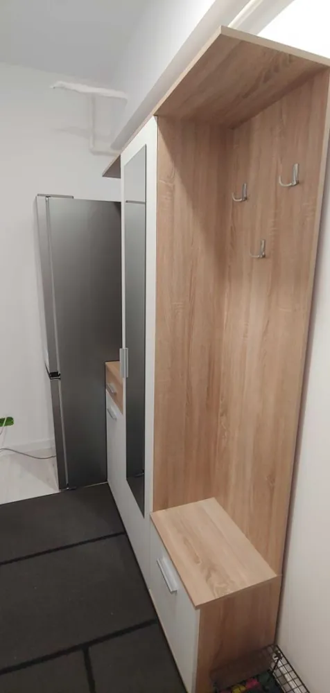 Inchiriez apartament nou 3 camere + 2 băi, lângă parcul Titănel - Apartament nou nouț, 3 camere, cu un master bedroom și o baie de serviciu. Bloc nou, mobilă nouă și electrocasnice (inclusiv mașina de spălat vase si aer condiționat) in totalitate noi, la prima închiriere. Apartamentul este luminos si are un balcon foarte spațios.
Zonă liniștită și verde, la 50m de parcul Titanel. Foarte aproape de policlinica Titan, de școli, grădinițe, creșe și magazine/supermarketuri. Aproape de stațiile de metrou Titan si N. Grigorescu (cca. 15 min. de mers pe jos), si de statia STB 102, 254, 331 (cca. 7 min de mers pe jos).
Blocul are locuri de inchiriat pentru parcare interioară și exterioară. De asemenea, se poate închiria o boxă la subsol pentru spațiu de depozitare adițional. 
Nu acceptăm fumători și nu acceptăm animale de companie.