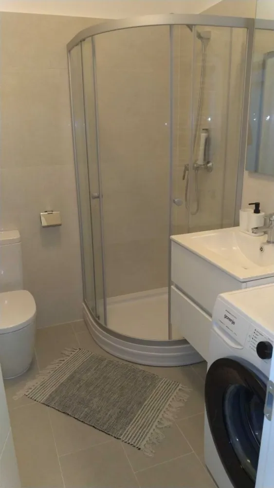 Inchiriez apartament nou 3 camere + 2 băi, lângă parcul Titănel - Apartament nou nouț, 3 camere, cu un master bedroom și o baie de serviciu. Bloc nou, mobilă nouă și electrocasnice (inclusiv mașina de spălat vase si aer condiționat) in totalitate noi, la prima închiriere. Apartamentul este luminos si are un balcon foarte spațios.
Zonă liniștită și verde, la 50m de parcul Titanel. Foarte aproape de policlinica Titan, de școli, grădinițe, creșe și magazine/supermarketuri. Aproape de stațiile de metrou Titan si N. Grigorescu (cca. 15 min. de mers pe jos), si de statia STB 102, 254, 331 (cca. 7 min de mers pe jos).
Blocul are locuri de inchiriat pentru parcare interioară și exterioară. De asemenea, se poate închiria o boxă la subsol pentru spațiu de depozitare adițional. 
Nu acceptăm fumători și nu acceptăm animale de companie.