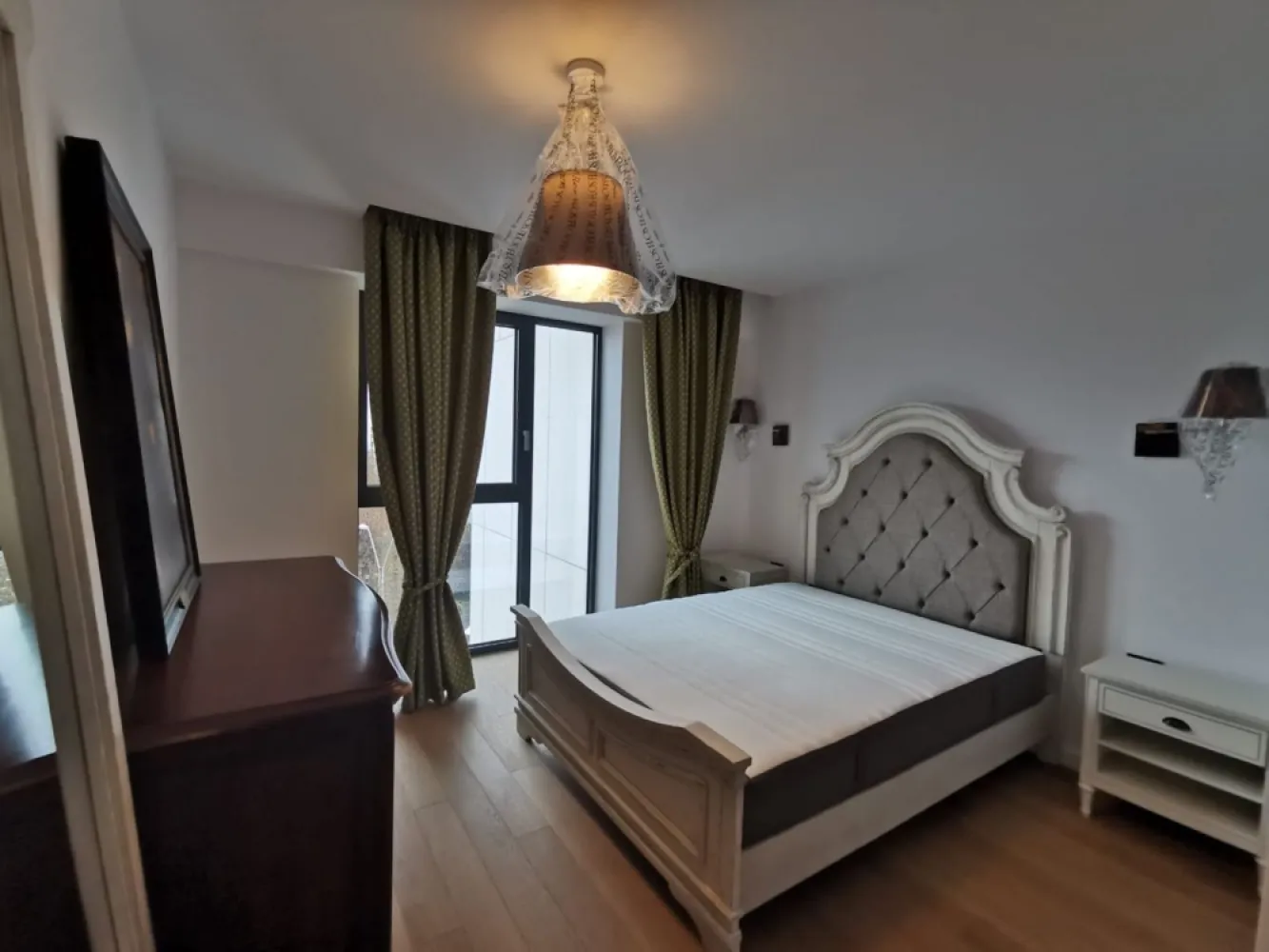 Apartament de închiriat One Towers Herastrau - Proprietar ofer spre inchiriere Apartament 2 camere , in suprafața de 78 mp și terasă în suprafață de 8 mp , situat in complexul One Towers Herastrau.
Apartamentul este mobilat complet cu mobila din lemn masiv din Italia, electrocasnicele sunt toate marca Smeg Italia . Apartamentul dispune de încălzire in pardoseala, parchet lemn, climatizare . Clădirea One Towers dispune de o receptie grandioasa și o locație excepțională in Herastrau și dispune de certificat verde . 
Apartamentul are si dressing . 
Apartamentul dispune de un loc de parcare in subteran .
Disponibil de la 1 septembrie 2024.