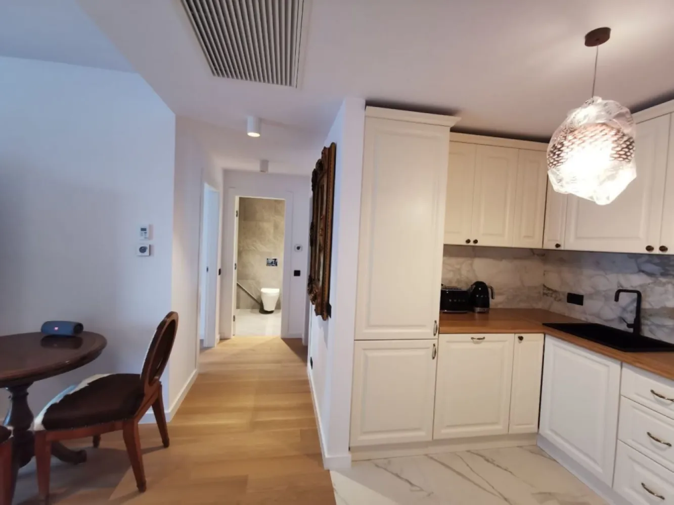 Apartament de închiriat One Towers Herastrau - Proprietar ofer spre inchiriere Apartament 2 camere , in suprafața de 78 mp și terasă în suprafață de 8 mp , situat in complexul One Towers Herastrau.
Apartamentul este mobilat complet cu mobila din lemn masiv din Italia, electrocasnicele sunt toate marca Smeg Italia . Apartamentul dispune de încălzire in pardoseala, parchet lemn, climatizare . Clădirea One Towers dispune de o receptie grandioasa și o locație excepțională in Herastrau și dispune de certificat verde . 
Apartamentul are si dressing . 
Apartamentul dispune de un loc de parcare in subteran .
Disponibil de la 1 septembrie 2024.