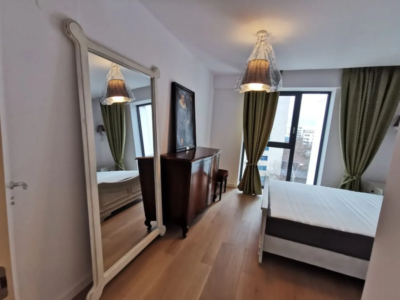Apartament de închiriat One Towers Herastrau - Proprietar ofer spre inchiriere Apartament 2 camere , in suprafața de 78 mp și terasă în suprafață de 8 mp , situat in complexul One Towers Herastrau.
Apartamentul este mobilat complet cu mobila din lemn masiv din Italia, electrocasnicele sunt toate marca Smeg Italia . Apartamentul dispune de încălzire in pardoseala, parchet lemn, climatizare . Clădirea One Towers dispune de o receptie grandioasa și o locație excepțională in Herastrau și dispune de certificat verde . 
Apartamentul are si dressing . 
Apartamentul dispune de un loc de parcare in subteran .
Disponibil de la 1 septembrie 2024.