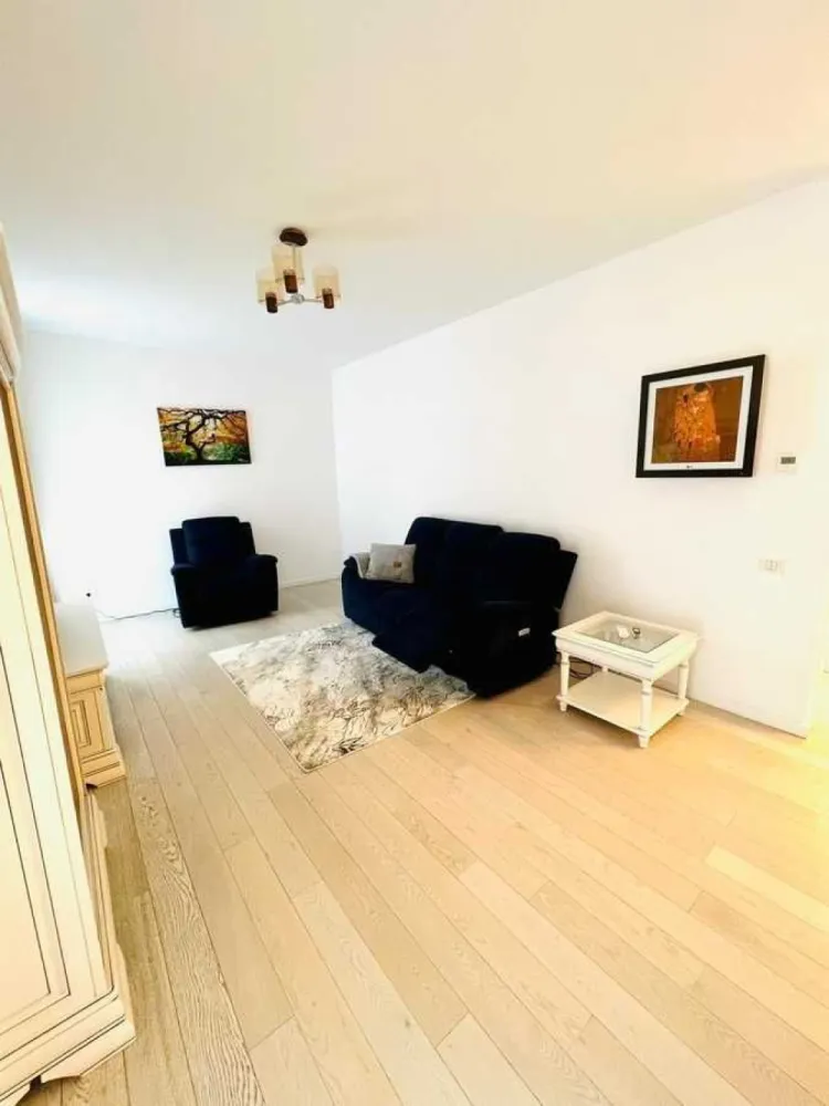 Inchiriere Apartament 2 camere Win Heratsrau-parcare - Global Imob Estate va ofera spre inchiriere un apartament de 2 camere situat in complexul rezidential Win Herastrau, la etajul 4 din 5, cu o suprafata de 65 mp utili. Apartamentul este complet decomandat, mobilat si utilat modern, avand un balcon si aer conditionat LG in fiecare camera.

Descriere apartament:
- Bucatarie inchisa, complet echipata;
- Incalzire in pardoseala pentru un confort termic optim;
- Aer conditionat LG in fiecare camera;
- Loc de parcare inclus.

Vecinatati:
- La doar 5 minute de Parcul Herastrau;
- In apropiere de mall-urile Promenada si Baneasa Shopping City;
- Scoli, gradinite, banci si magazine la indemana.

Acest apartament este ideal pentru cei care doresc sa locuiasca intr-o zona verde si linistita, dar cu acces rapid la toate facilitatile urbane importante.

Comision agentie 50%