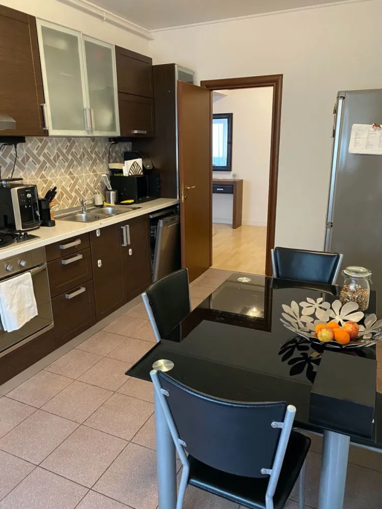 Inchiriere apartament 3 camere zona Mall Vitan - Apartament 3 camere, mobilat şi echipat complet, zona Mall Vitan. 
An finalizare constructie: 2008.
Proprietatea are o suprafaţa generoasa de 101mp: living cu dining place, 2 dormitoare, 2 bai (cada/ dus, bideu), debara încăpătoare. 
In preţ este inclus şi un loc de parcare subteran.
In proximitate se afla multiple restaurante, supermarket-uri, sali de fitness şi spa, curăţătorie, cafenele, clinici medicale, farmacii, bănci, scoli, etc.
Adresa completa: Bucuresti, sector 3, Str. Vlad Judetul, nr. 46, et. 2