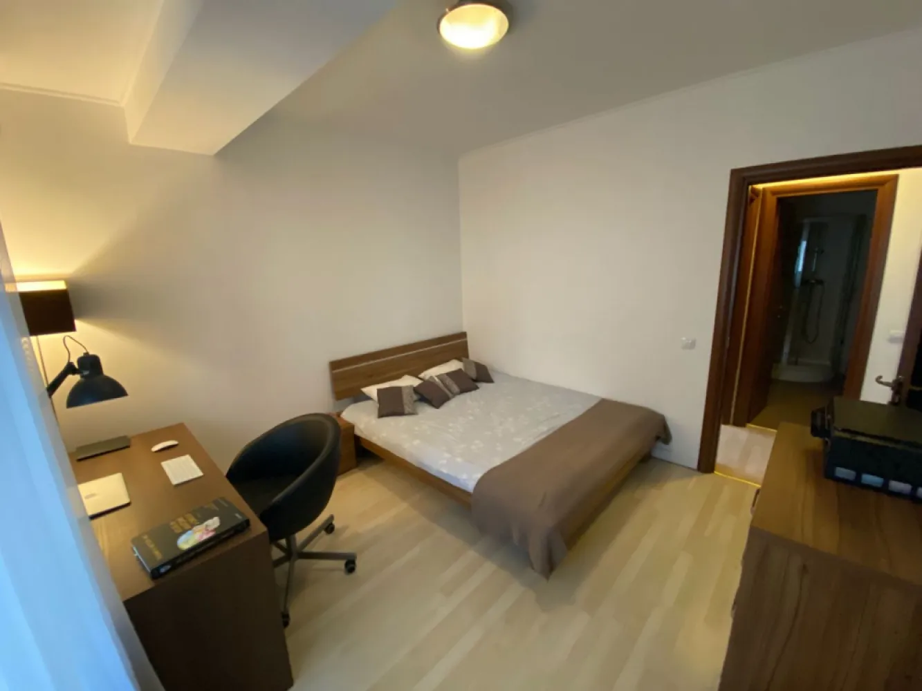 Inchiriere apartament 3 camere zona Mall Vitan - Apartament 3 camere, mobilat şi echipat complet, zona Mall Vitan. 
An finalizare constructie: 2008.
Proprietatea are o suprafaţa generoasa de 101mp: living cu dining place, 2 dormitoare, 2 bai (cada/ dus, bideu), debara încăpătoare. 
In preţ este inclus şi un loc de parcare subteran.
In proximitate se afla multiple restaurante, supermarket-uri, sali de fitness şi spa, curăţătorie, cafenele, clinici medicale, farmacii, bănci, scoli, etc.
Adresa completa: Bucuresti, sector 3, Str. Vlad Judetul, nr. 46, et. 2