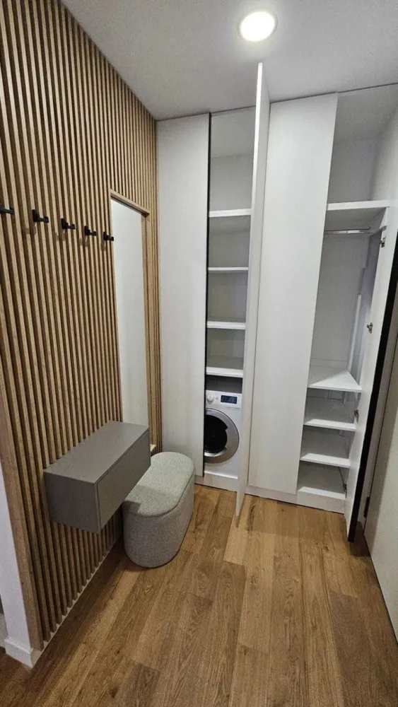 ONE Cotroceni inchiriere 2 camere, PROPRIETAR, - Proprietar, propun spre inchiriere un apartament de 2 camere modern , complet mobilat si utilat situat in One Cotroceni Park, aflat la prima inchiriere . 
Apartamentul este situat la etajul 3 in blocul CT6, 
Bucataria este mobilata si utilata complet, dotata cu toate electrocasnicele necesare: cuptor electric, plita inductie, cuptor microunde incorporat, masina de spalat vase incorporata, frigider incorporat. 
Apartamentul este dotat cu 2 aere conditionate, masina de spalat rufe cu uscator, foarte multe spatii de depozitare si un dressing optimizat.
In pret este inclus si un loc de parcare subteran!
Este ideal ca si rezidenta pentru o familie sau un cuplu ce este in cautarea unui apartament
 intr-o zona selecta a orasului.
Va astept cu drag la vizionare!