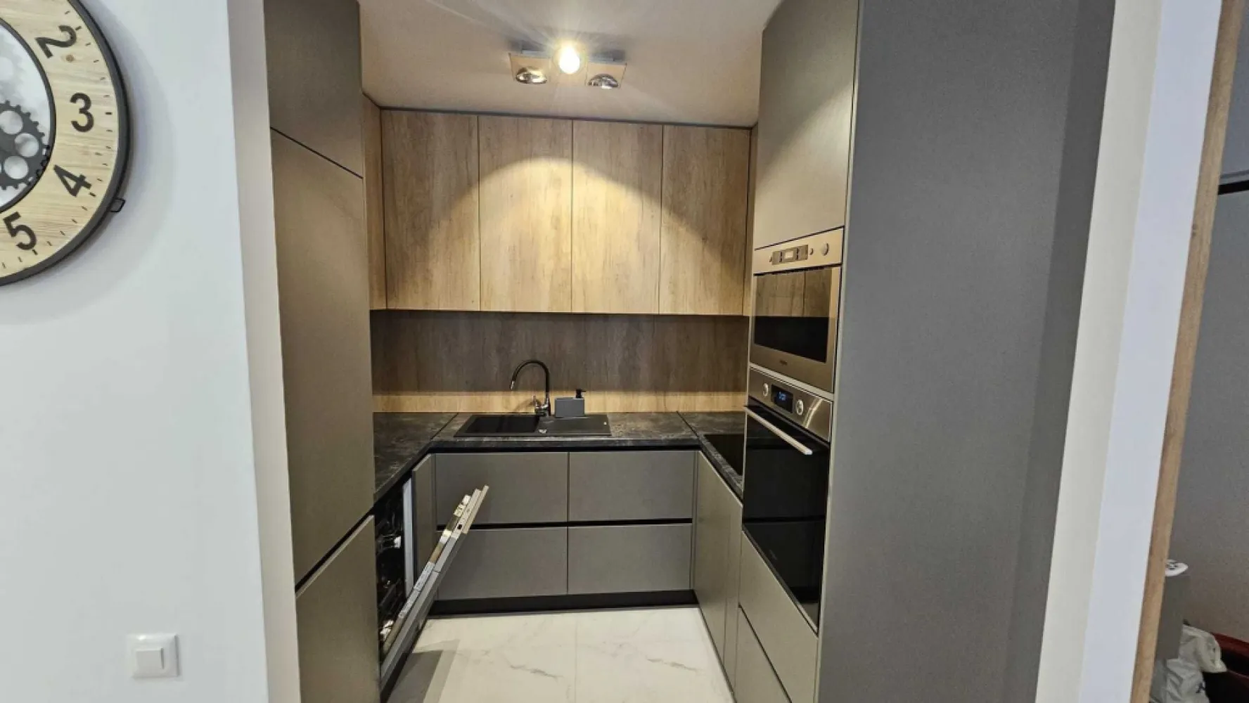 ONE Cotroceni inchiriere 2 camere, PROPRIETAR, - Proprietar, propun spre inchiriere un apartament de 2 camere modern , complet mobilat si utilat situat in One Cotroceni Park, aflat la prima inchiriere . 
Apartamentul este situat la etajul 3 in blocul CT6, 
Bucataria este mobilata si utilata complet, dotata cu toate electrocasnicele necesare: cuptor electric, plita inductie, cuptor microunde incorporat, masina de spalat vase incorporata, frigider incorporat. 
Apartamentul este dotat cu 2 aere conditionate, masina de spalat rufe cu uscator, foarte multe spatii de depozitare si un dressing optimizat.
In pret este inclus si un loc de parcare subteran!
Este ideal ca si rezidenta pentru o familie sau un cuplu ce este in cautarea unui apartament
 intr-o zona selecta a orasului.
Va astept cu drag la vizionare!